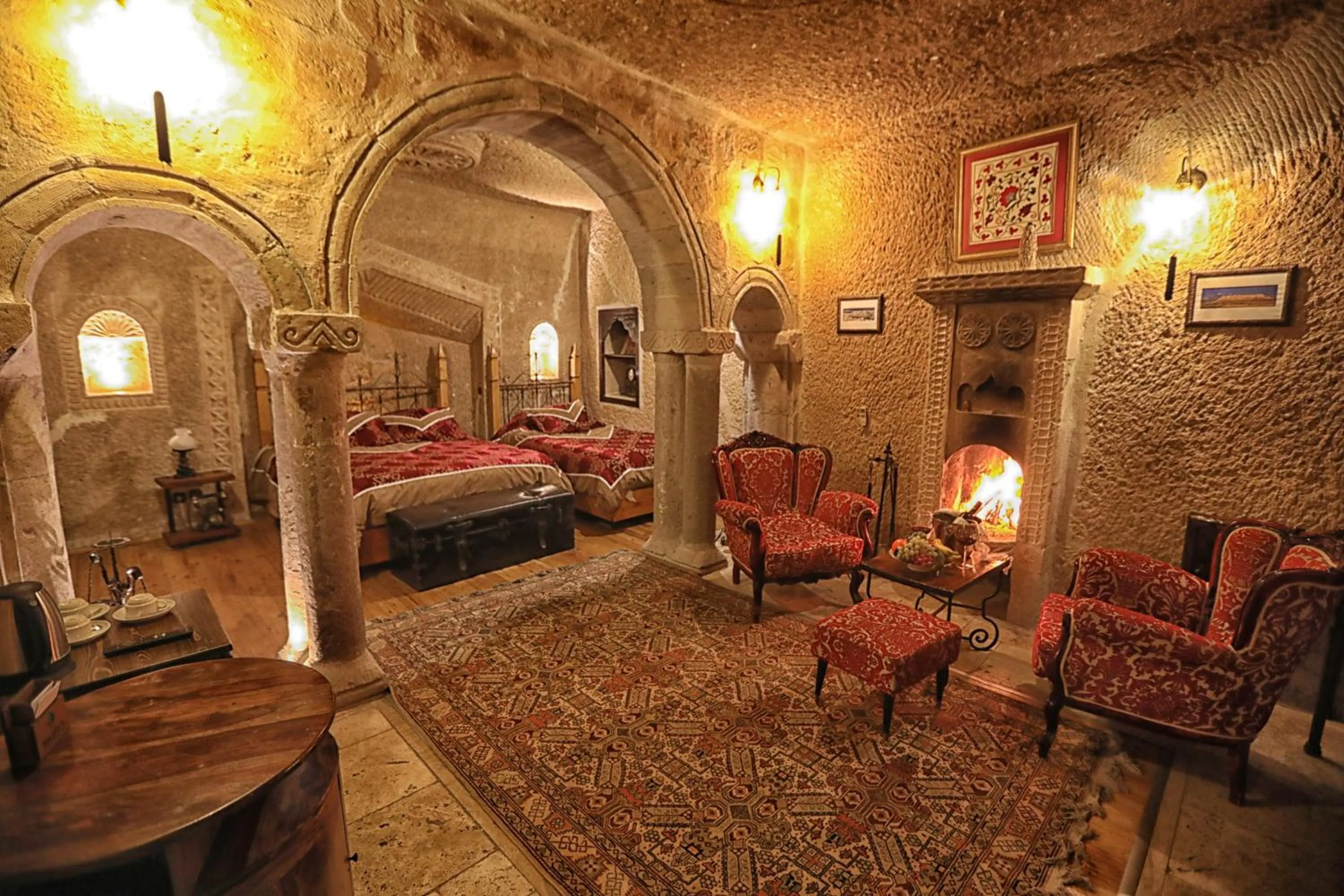 Bedroom, Bed in Traveller's Cave Hotel