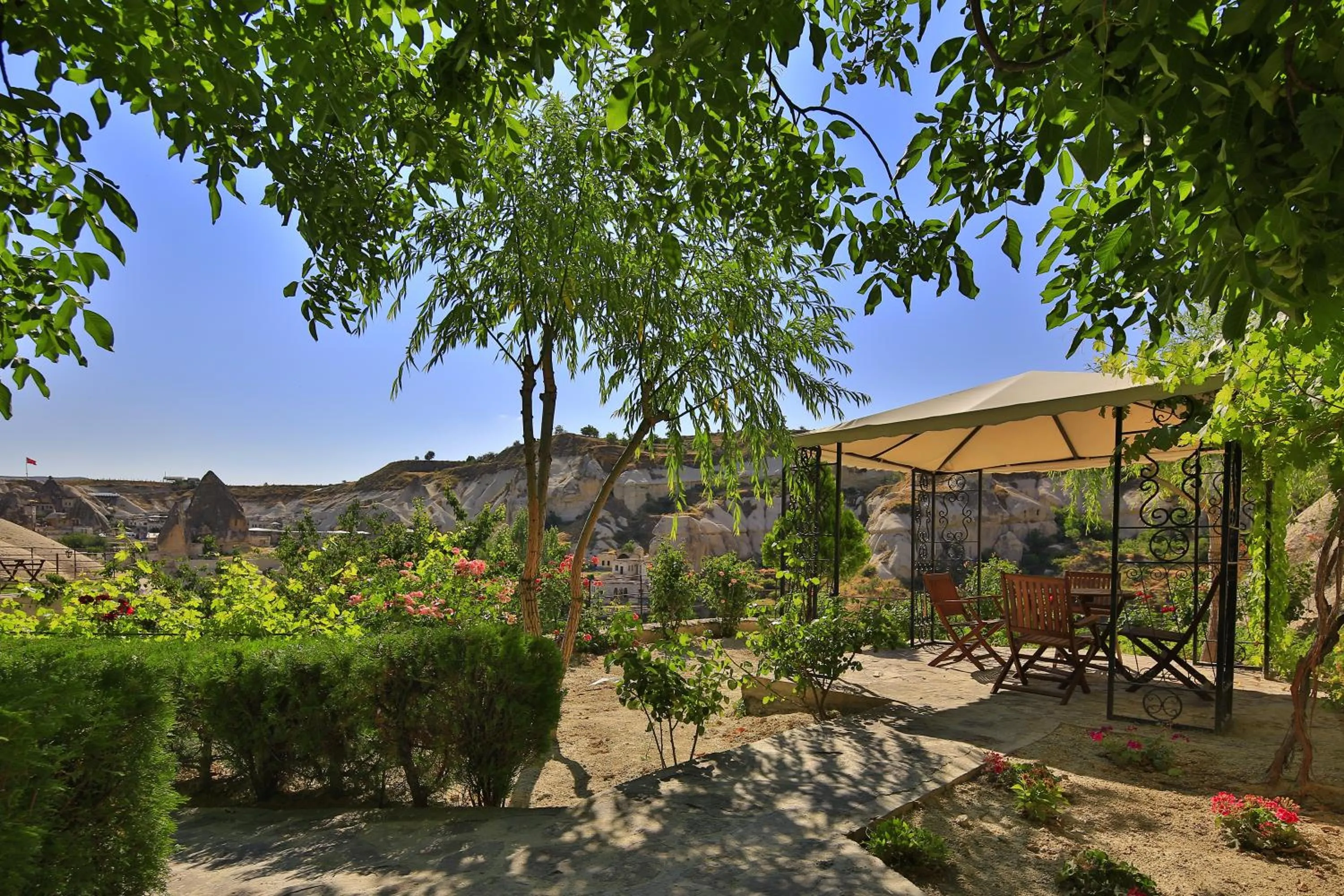 Garden in Traveller's Cave Hotel