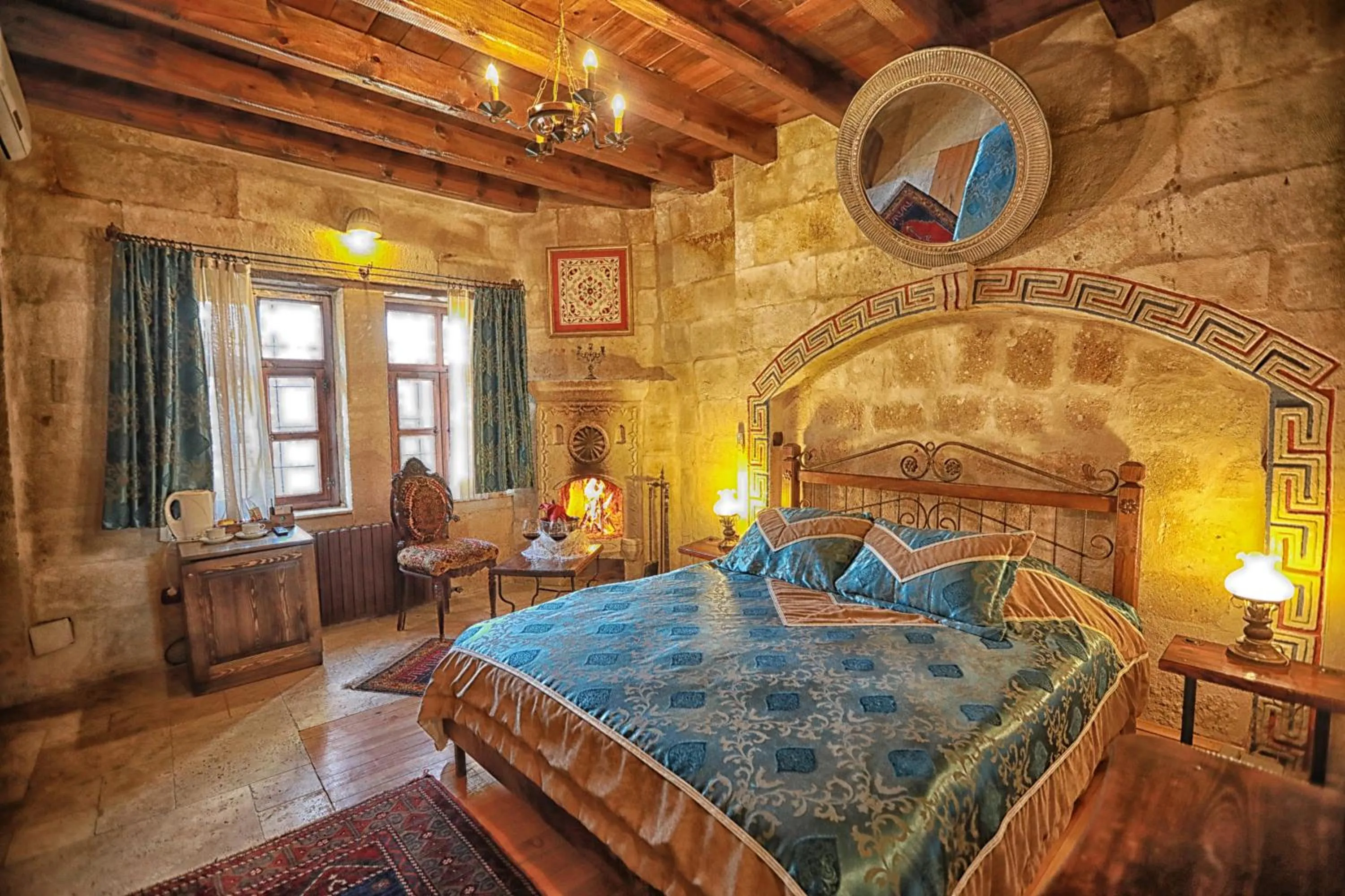 Bedroom, Bed in Traveller's Cave Hotel