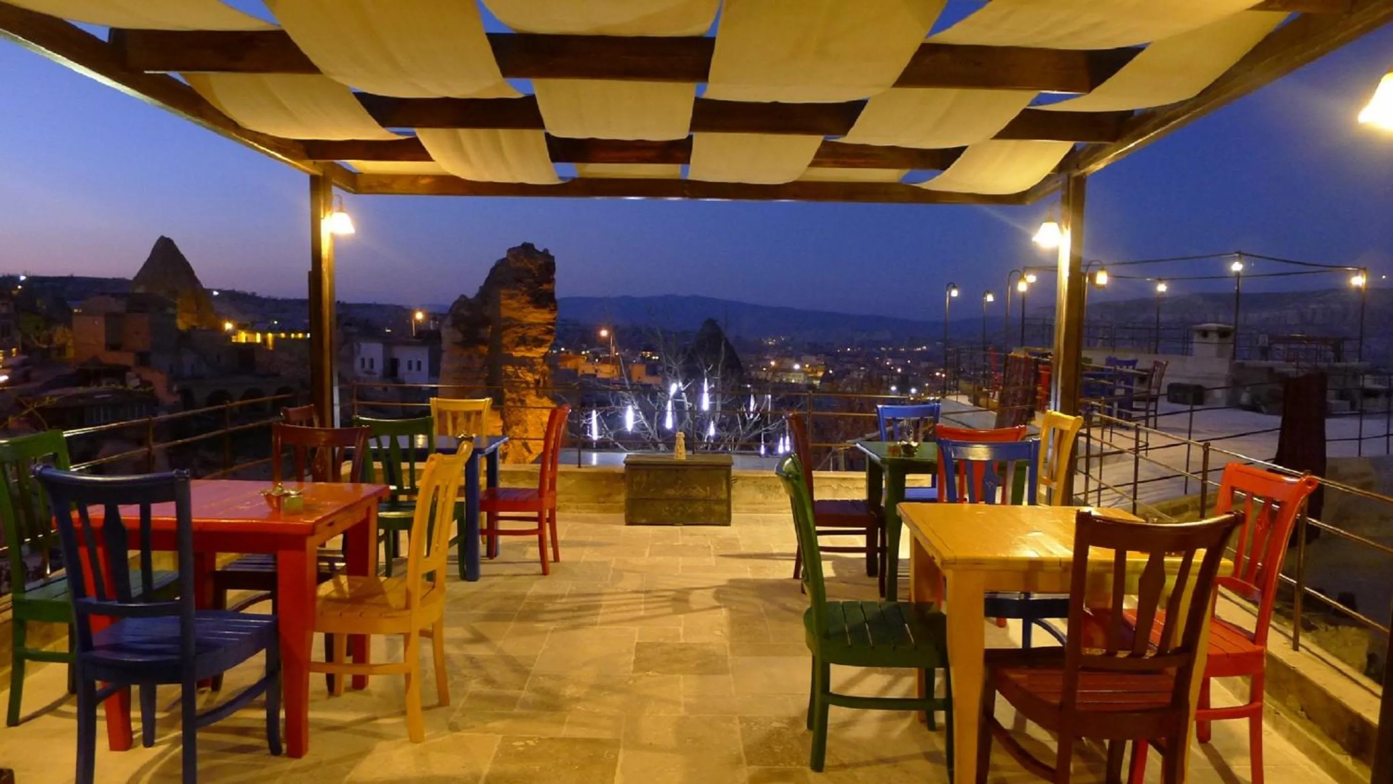 Restaurant/places to eat in Traveller's Cave Hotel