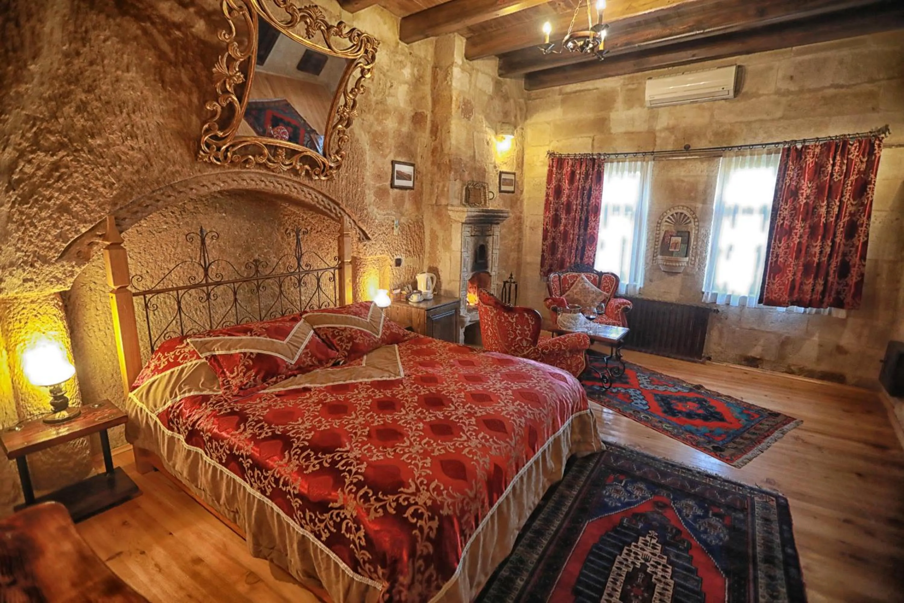 Bedroom, Bed in Traveller's Cave Hotel