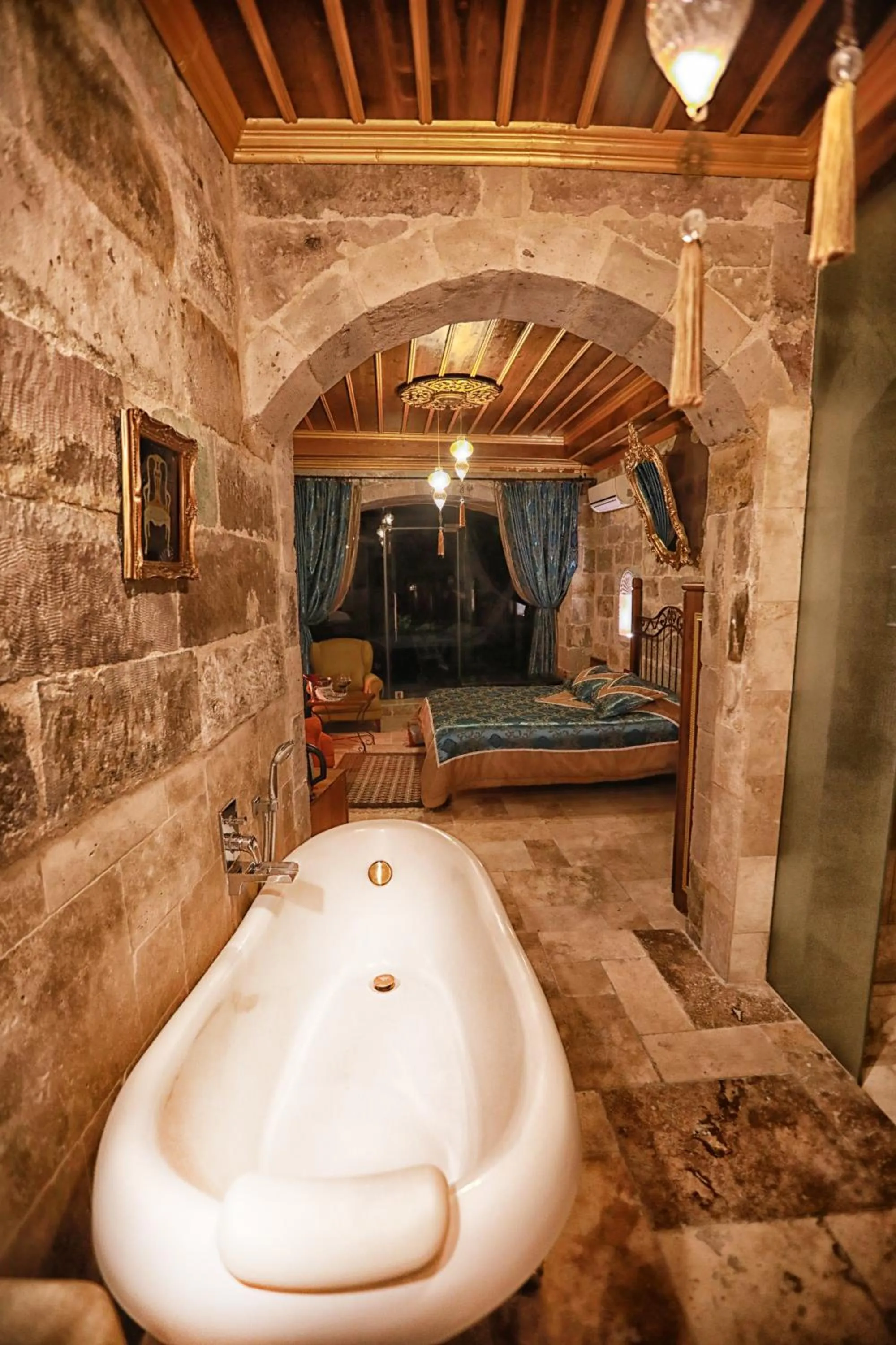 Bath in Traveller's Cave Hotel