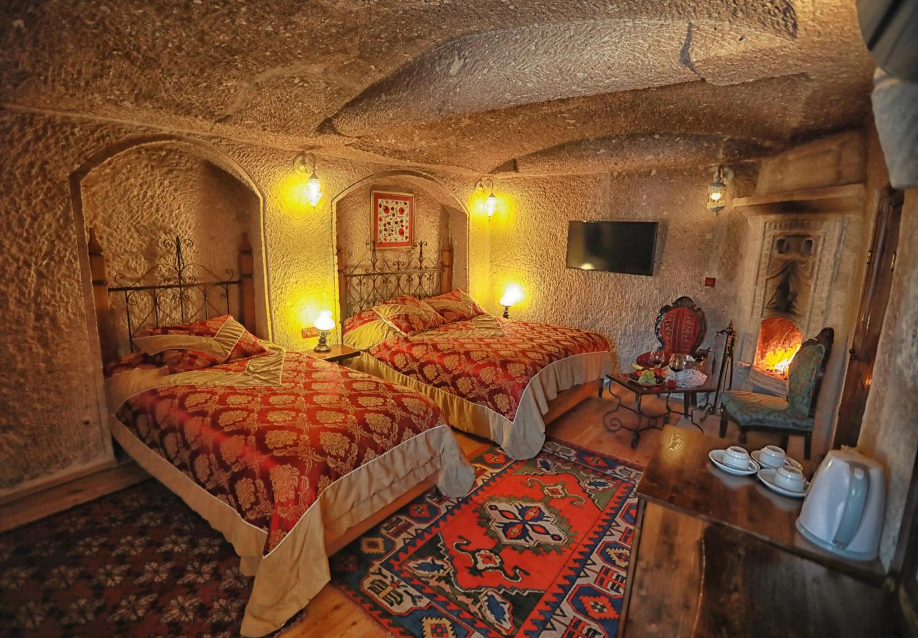Bedroom, Bed in Traveller's Cave Hotel