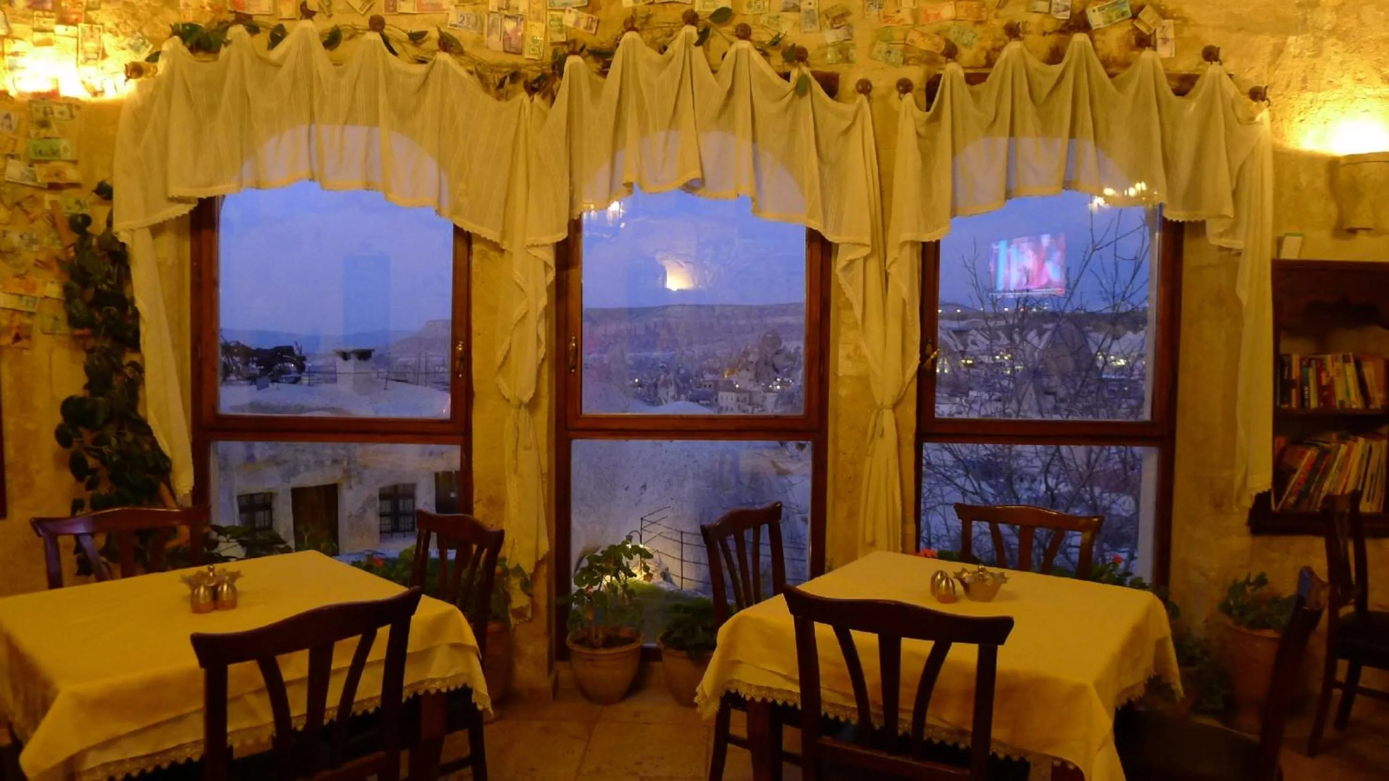 Restaurant/places to eat in Traveller's Cave Hotel