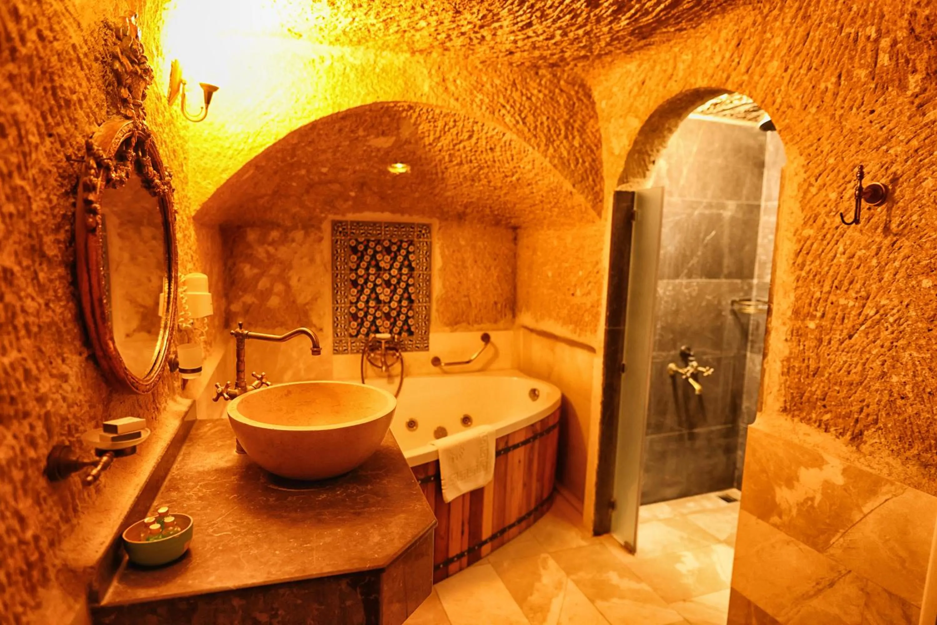 Shower in Traveller's Cave Hotel