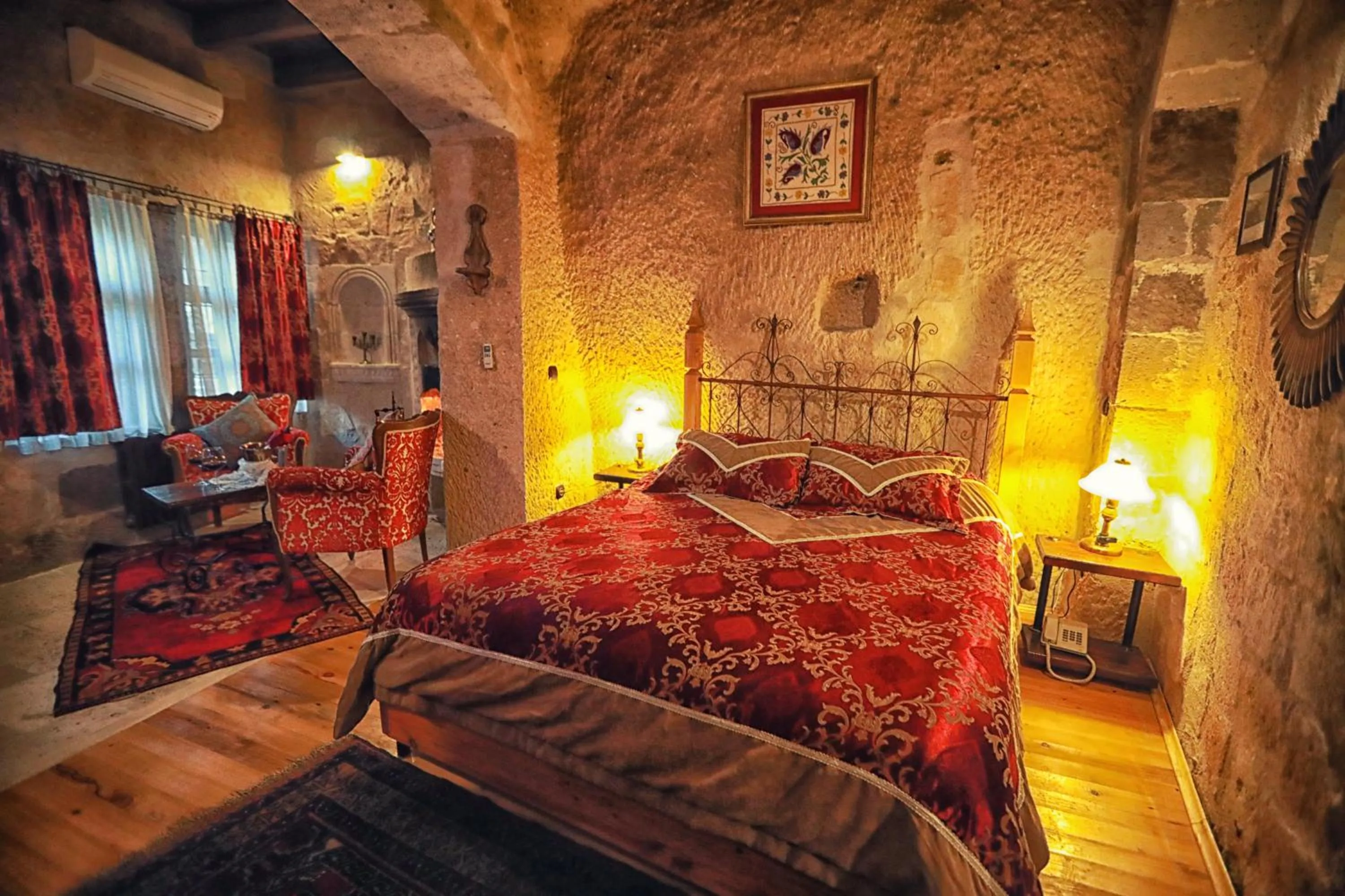 Seating area, Bed in Traveller's Cave Hotel