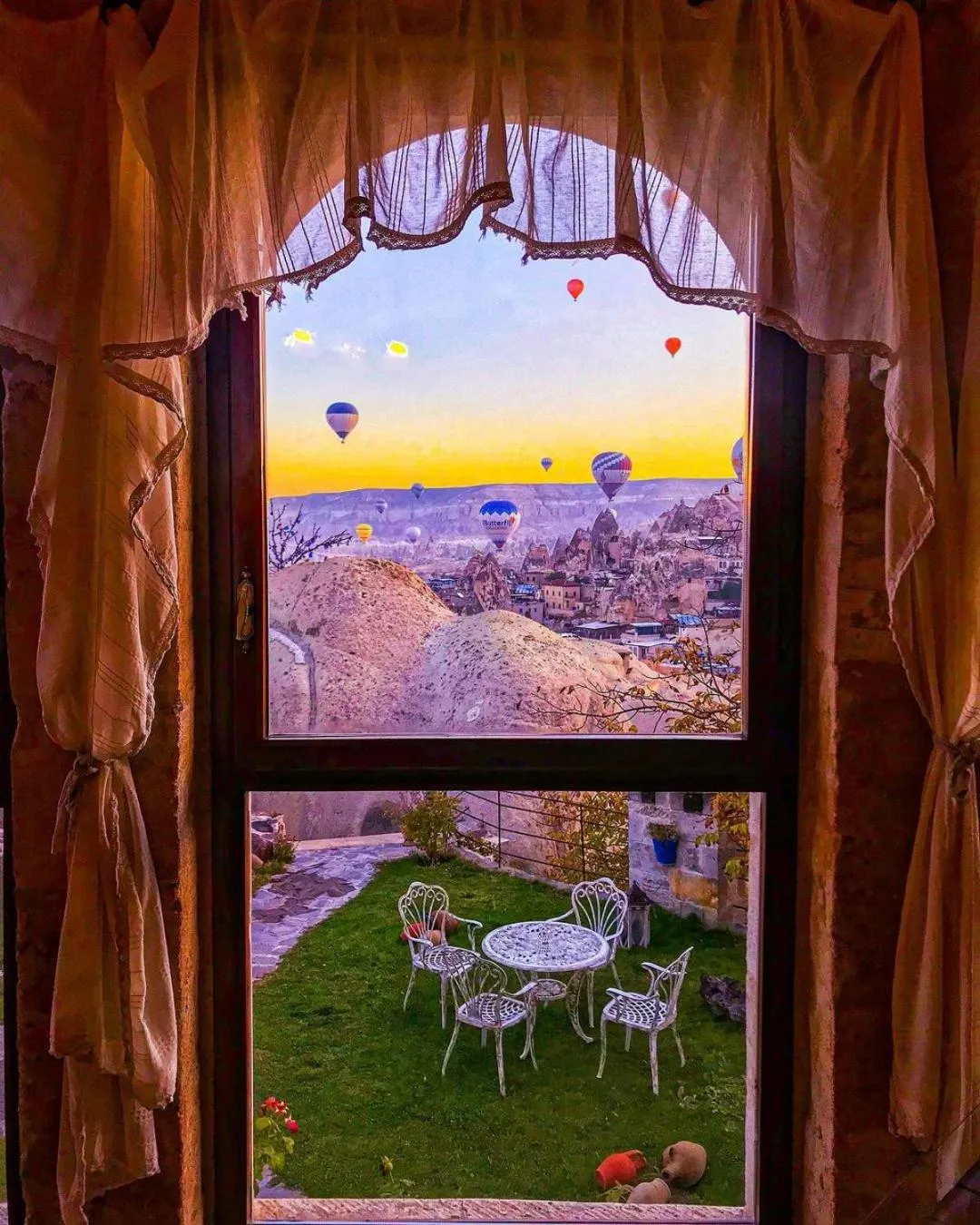 Restaurant/places to eat in Traveller's Cave Hotel