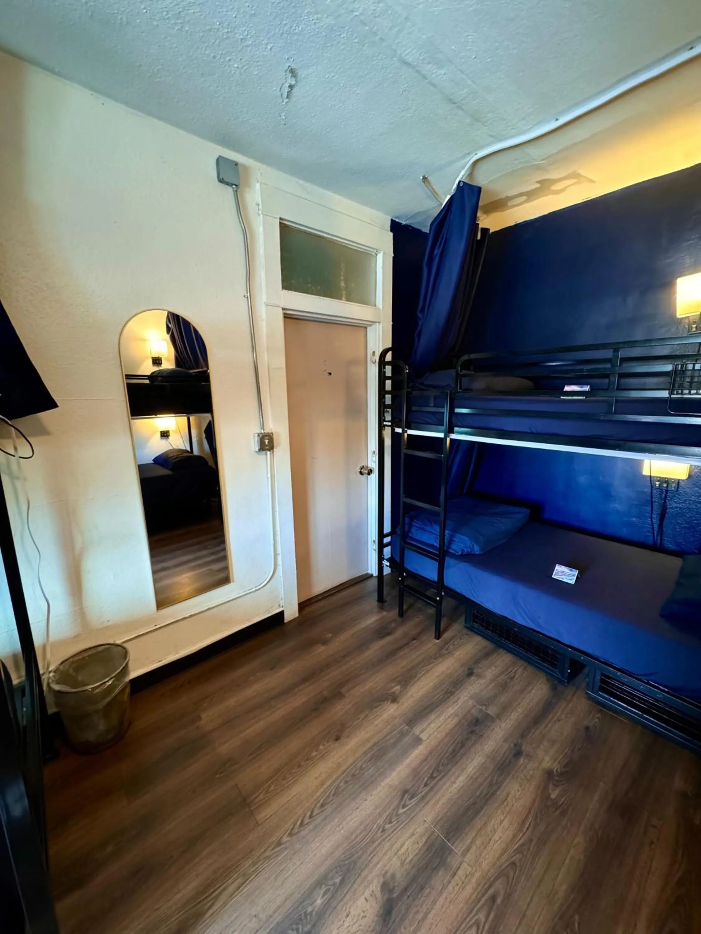 Bedroom, Bed in ITH San Diego Mission Beach Backpacker Hostel