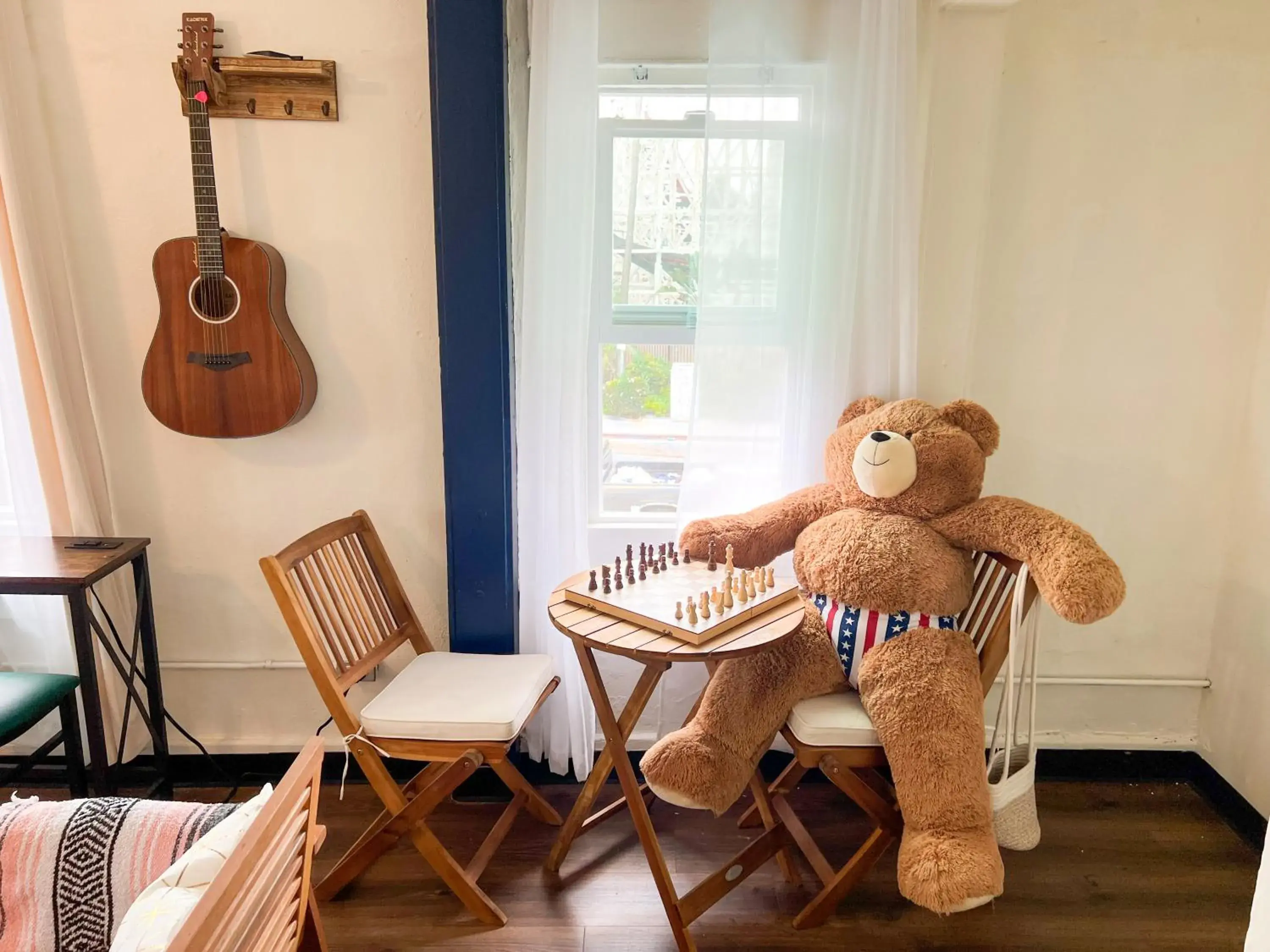 Living room in ITH San Diego Mission Beach Backpacker Hostel Living room in ITH San Diego Mission Beach Backpacker Hostel