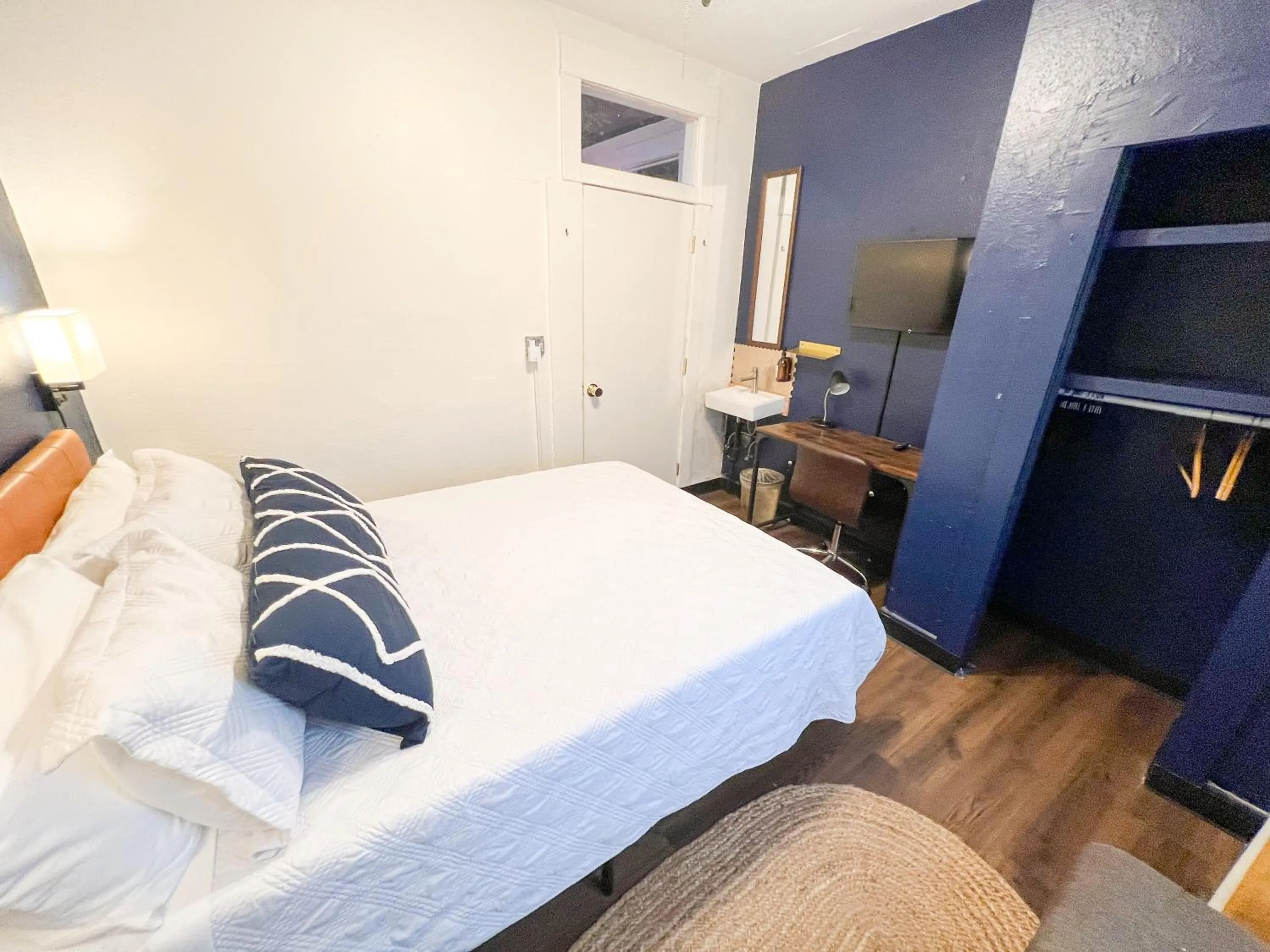 Bedroom, Bed in ITH San Diego Mission Beach Backpacker Hostel