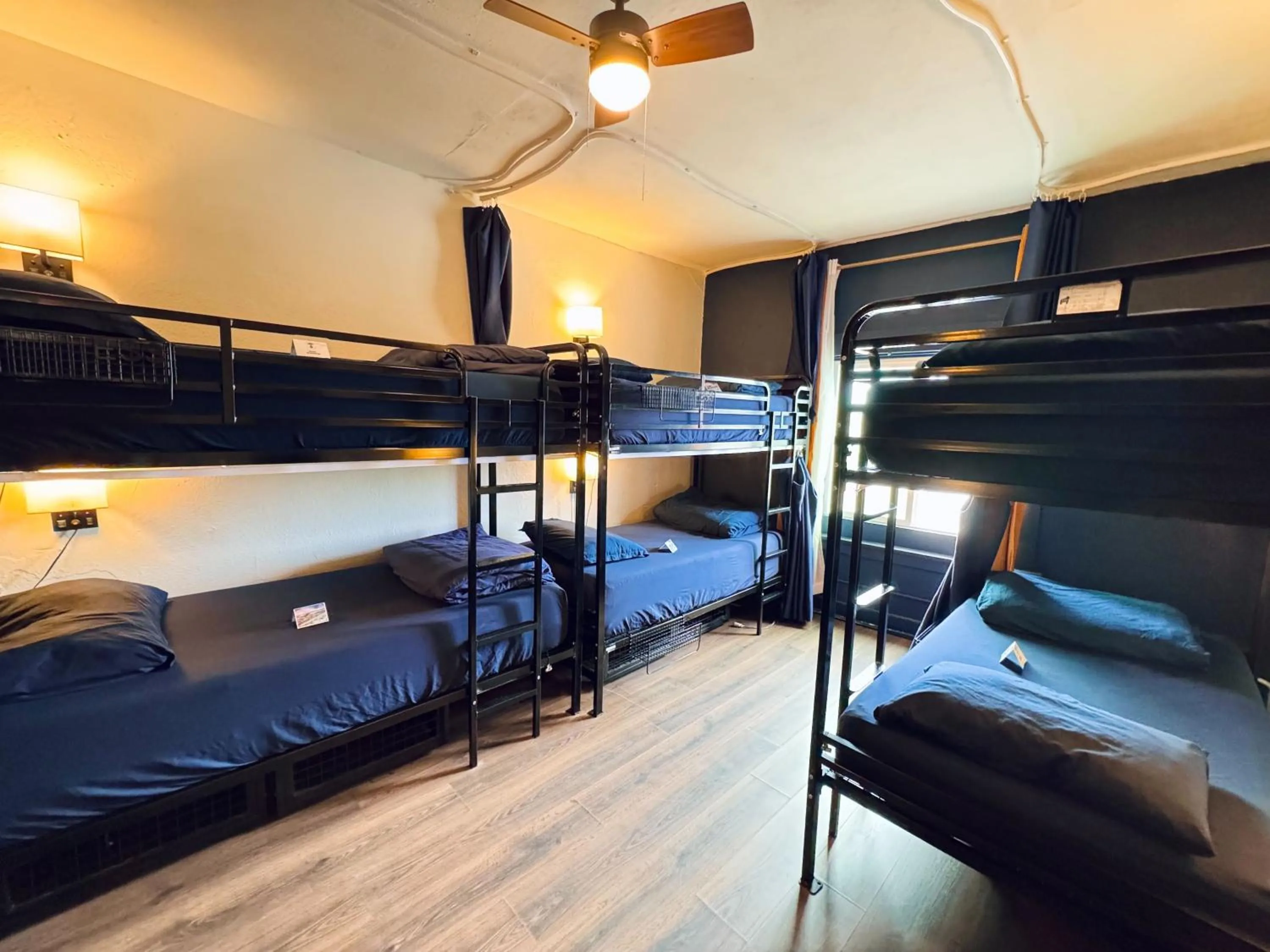 Photo of the whole room, Bed in ITH San Diego Mission Beach Backpacker Hostel