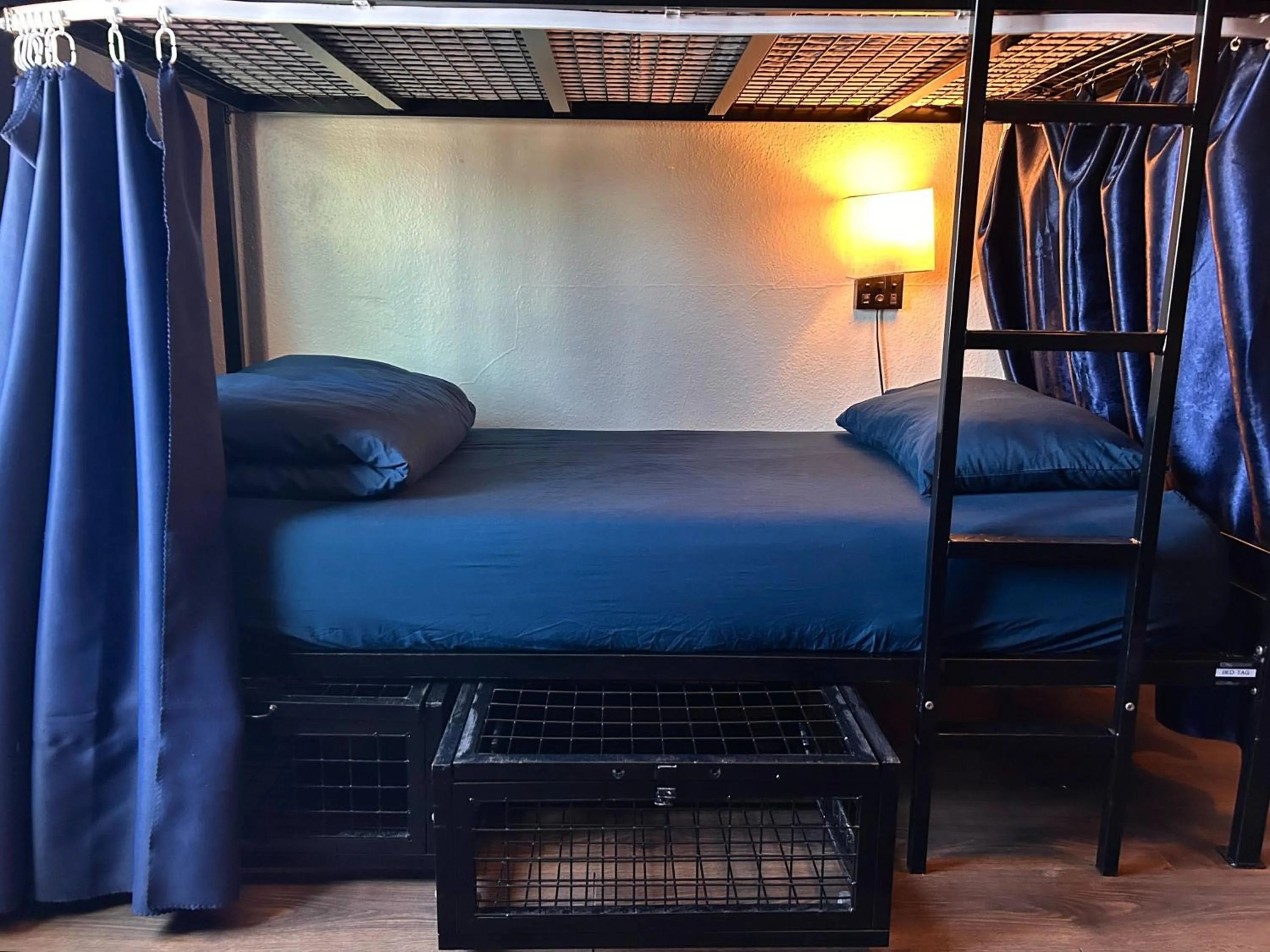 bunk bed, Bed in ITH San Diego Mission Beach Backpacker Hostel