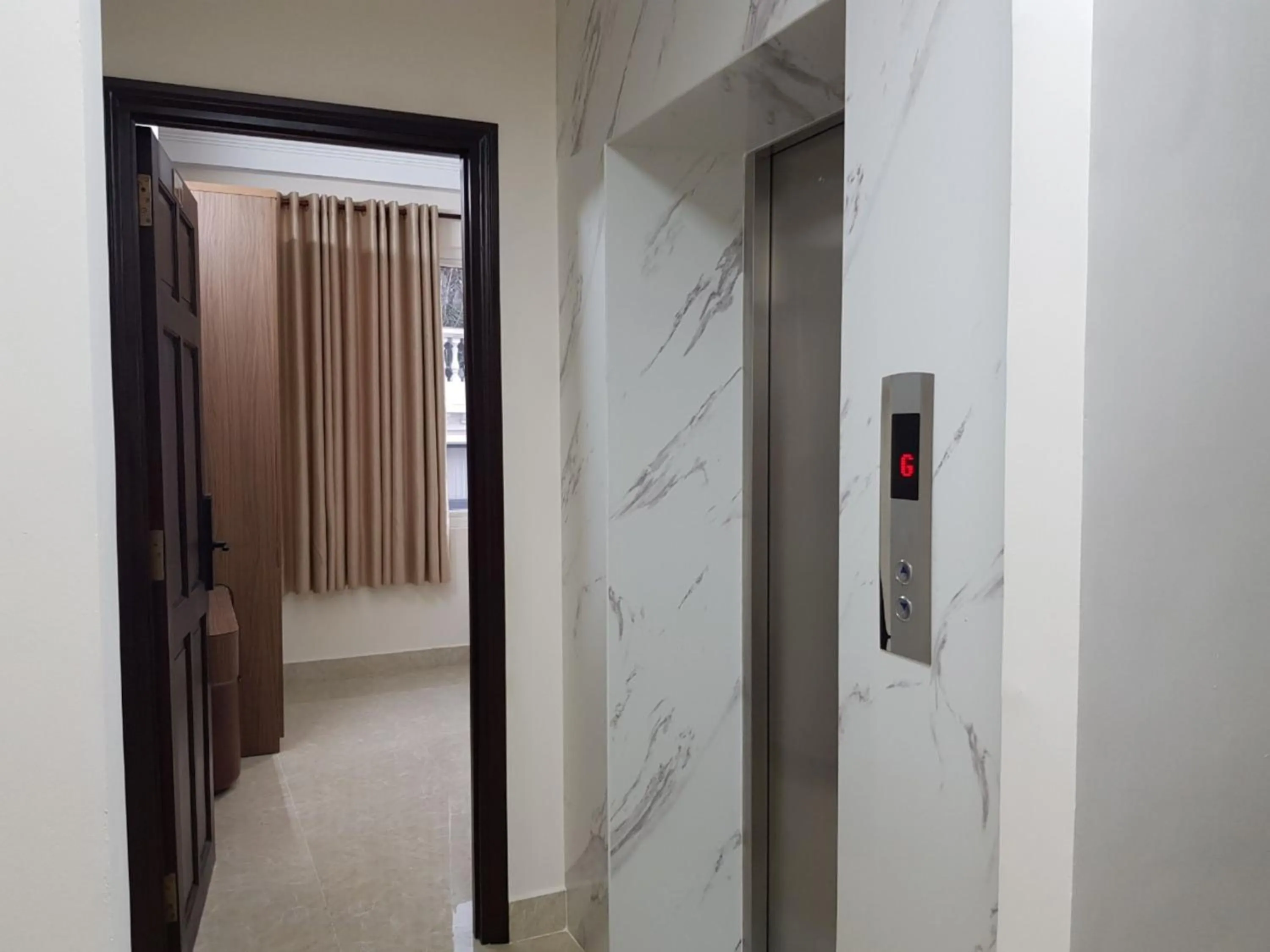 elevator in Hong Vinh Hotel