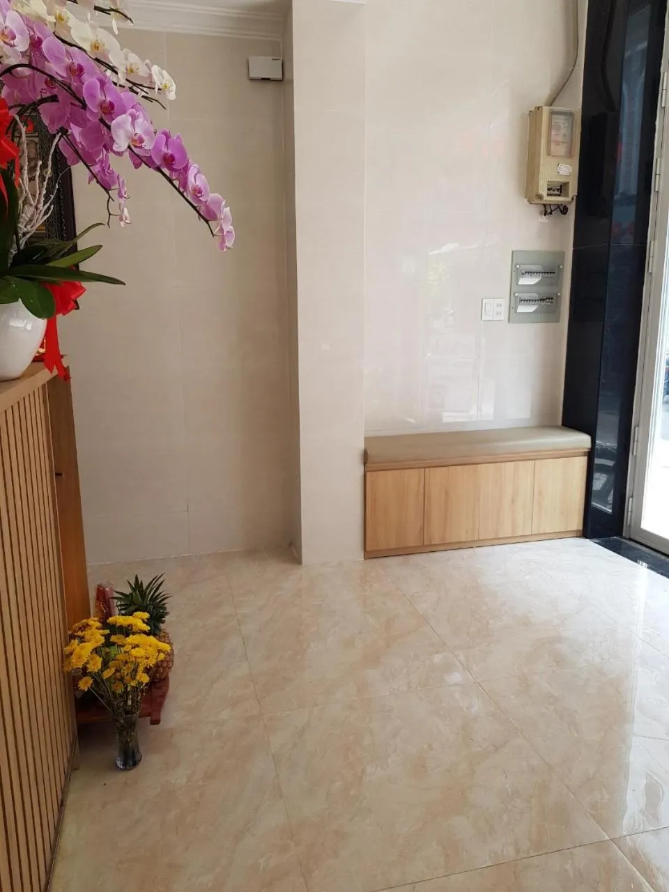 Communal lounge/ TV room in Hong Vinh Hotel