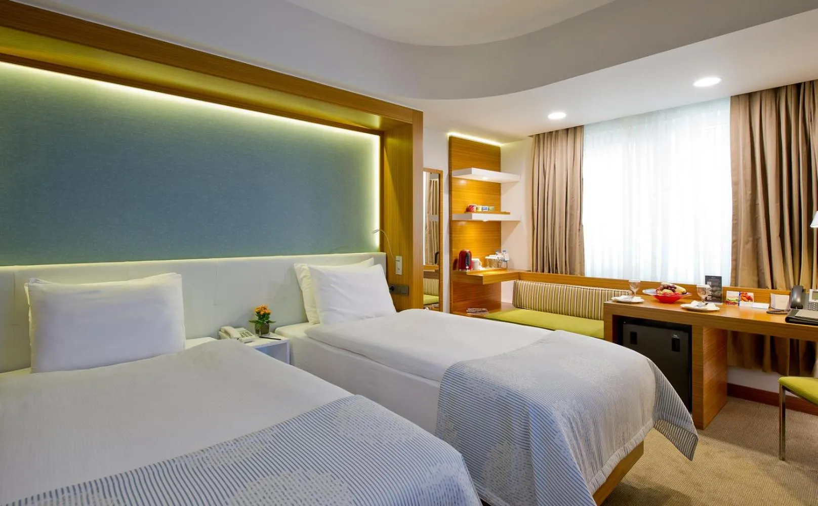 Photo of the whole room, Bed in Divan Istanbul City