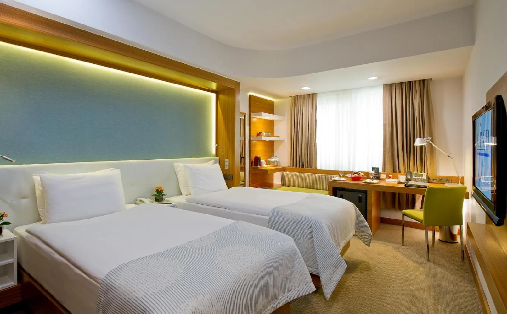 Photo of the whole room, Bed in Divan Istanbul City