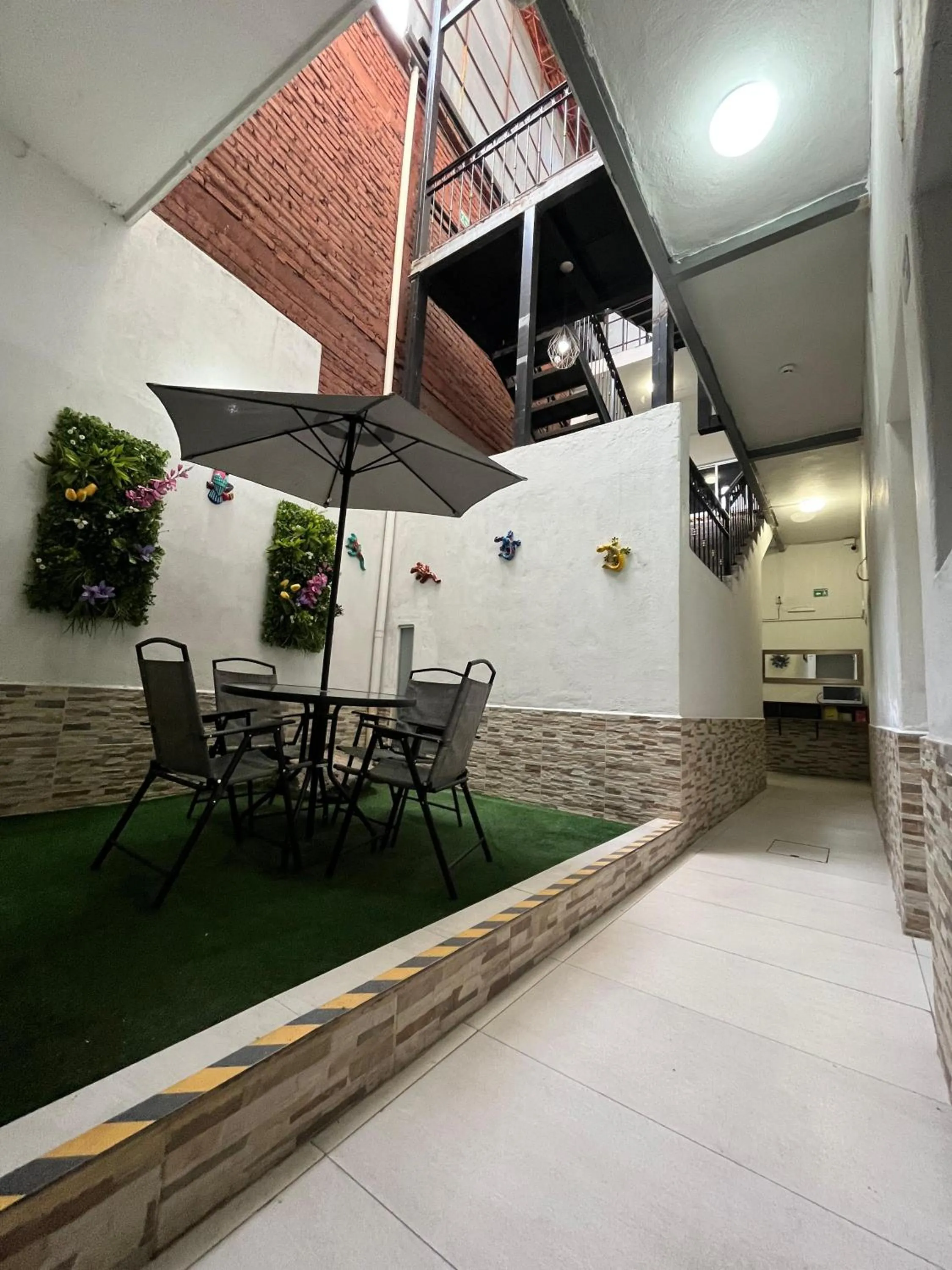 Inner courtyard view in Hotel Juarez 70