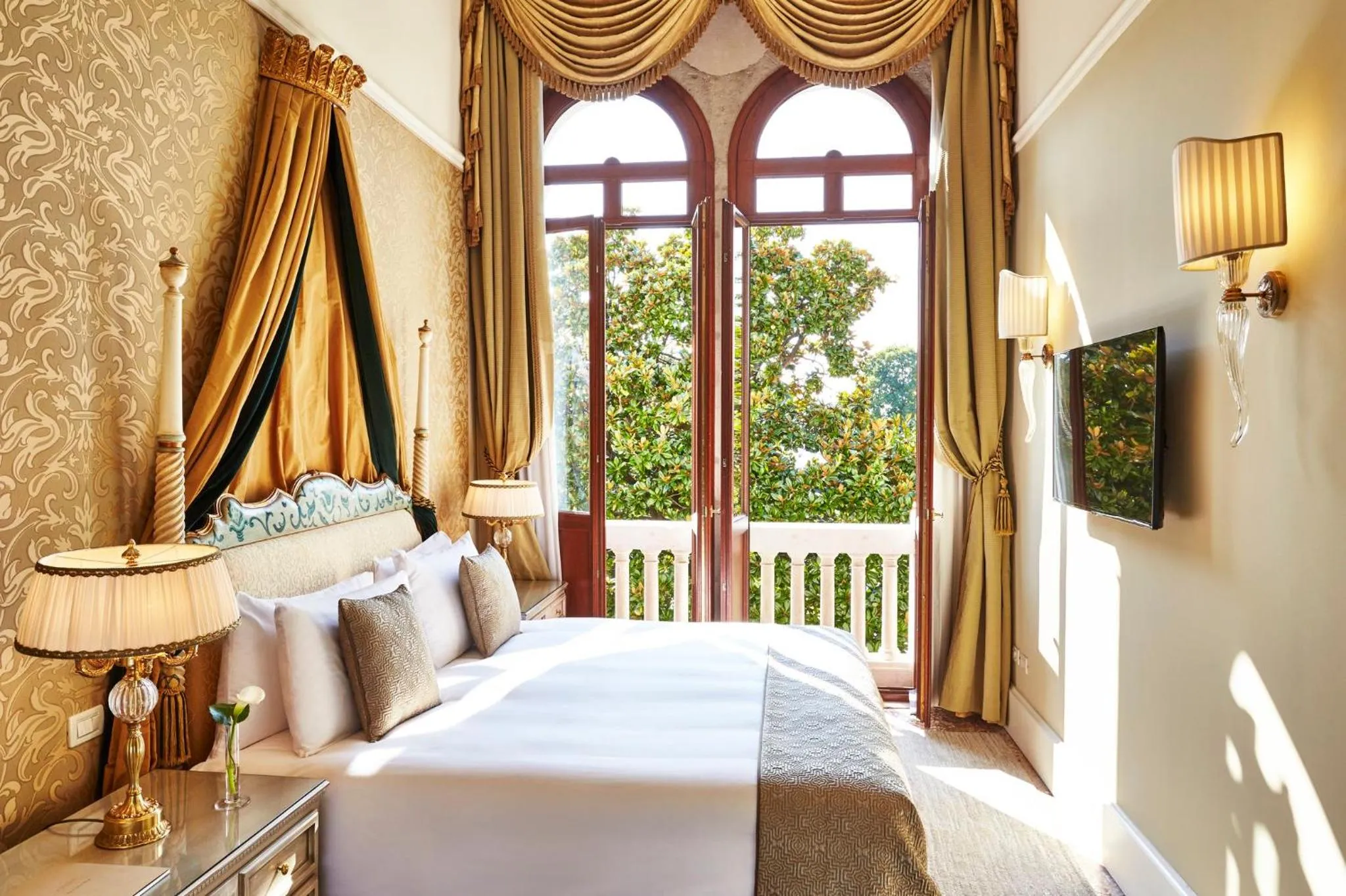 Photo of the whole room, Bed in San Clemente Palace Venice