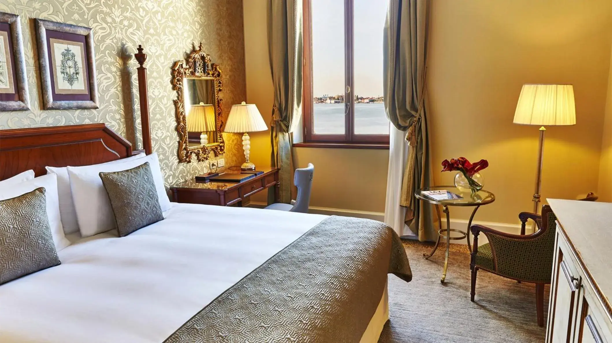 Grand Deluxe Room Lagoon View in San Clemente Palace Venice Grand Deluxe Room Lagoon View in San Clemente Palace Venice