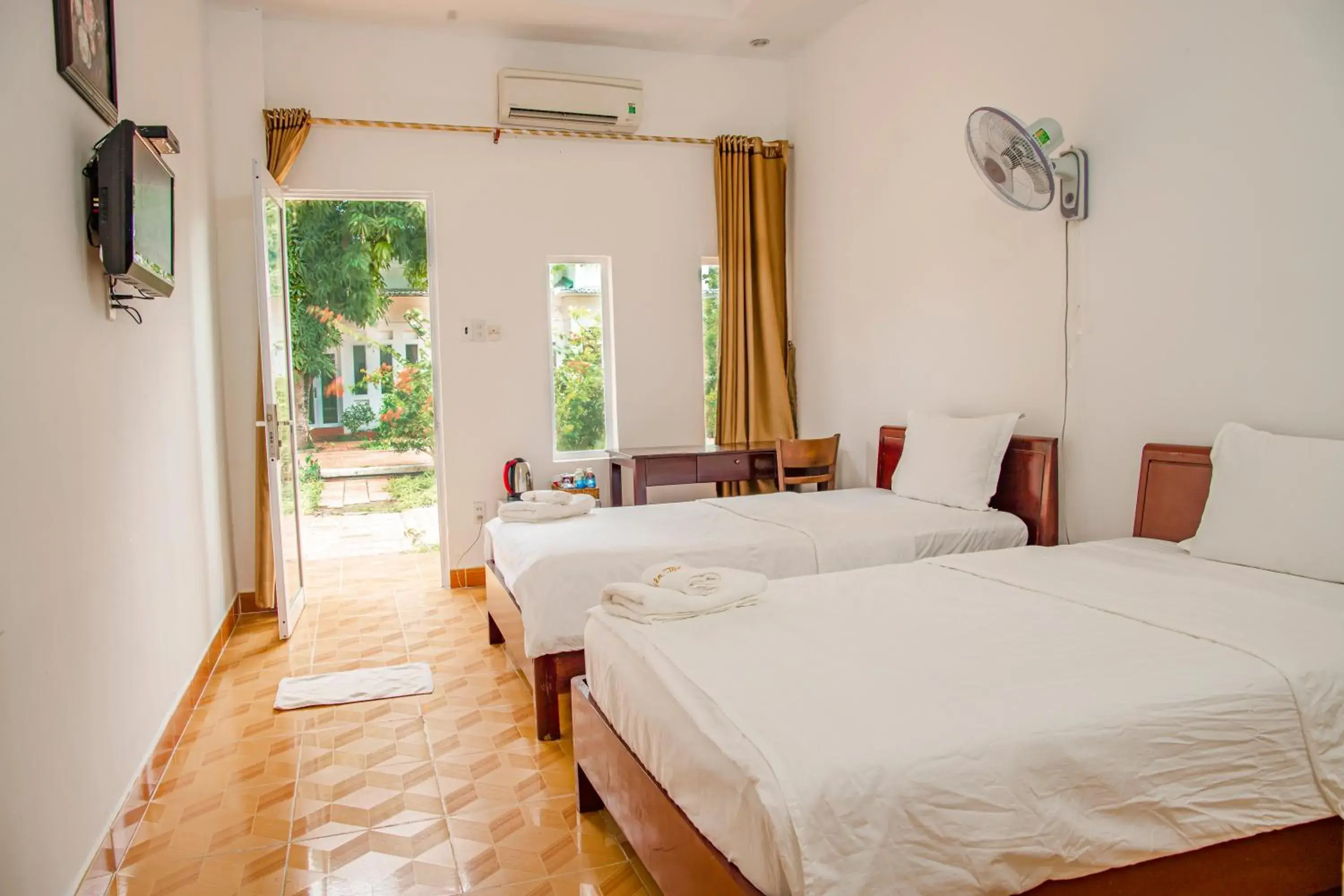 Photo of the whole room, Bed in Thiên Tân Hotel Photo of the whole room, Bed in Thiên Tân Hotel