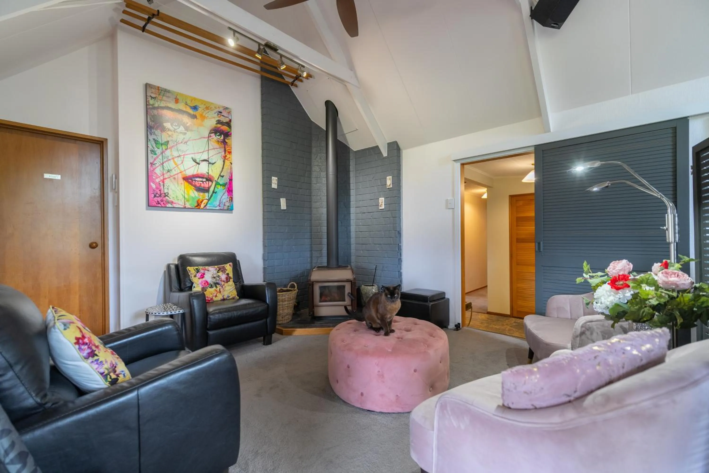 Communal lounge/ TV room in Alpine Rock B&B