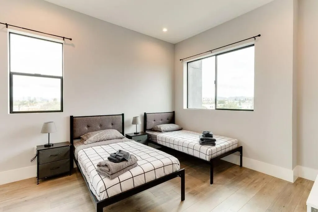 Luxury Modern 4 bedroom 3 Bath Home With Rooftop Deck #3
