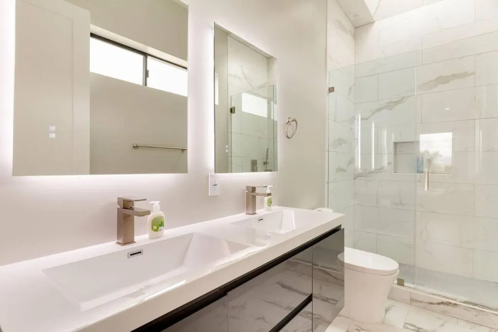 Luxury Modern 4 bedroom 3 Bath Home With Rooftop Deck #3