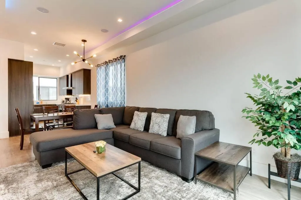 Luxury Modern 4 bedroom 3 Bath Home With Rooftop Deck #3