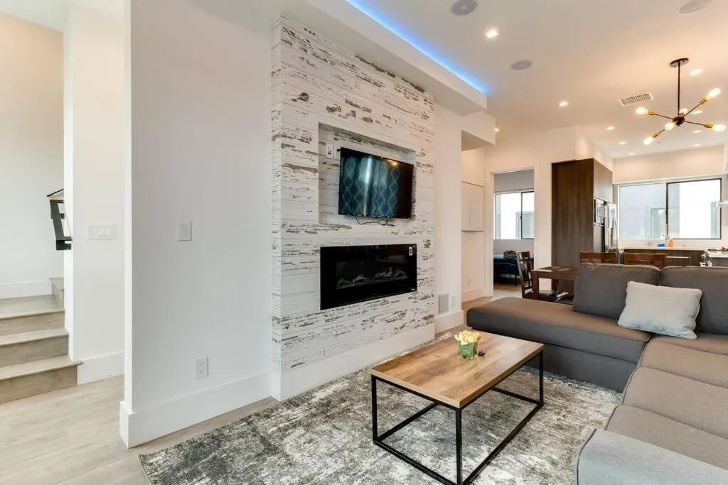 Luxury Modern 4 bedroom 3 Bath Home With Rooftop Deck #3