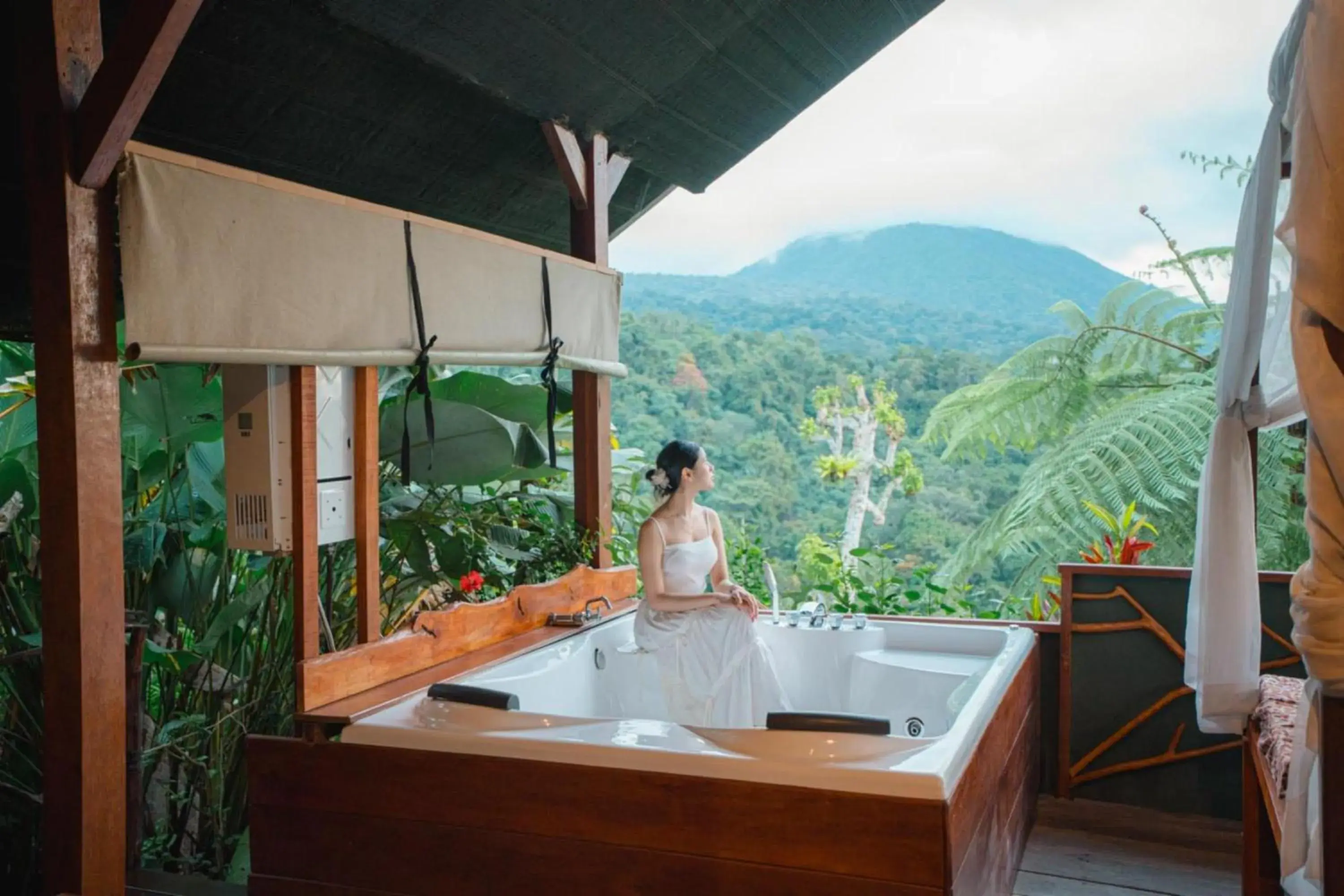 Grand Jacuzzi Tent in Sang Giri Mountain Tent Resort Grand Jacuzzi Tent in Sang Giri Mountain Tent Resort