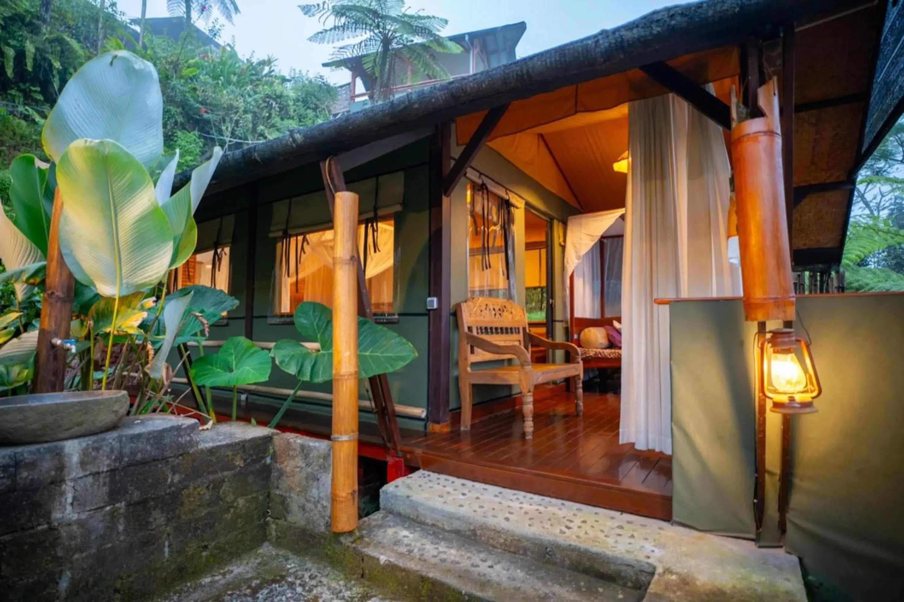 Deluxe Glamping in Sang Giri Mountain Tent Resort Deluxe Glamping in Sang Giri Mountain Tent Resort