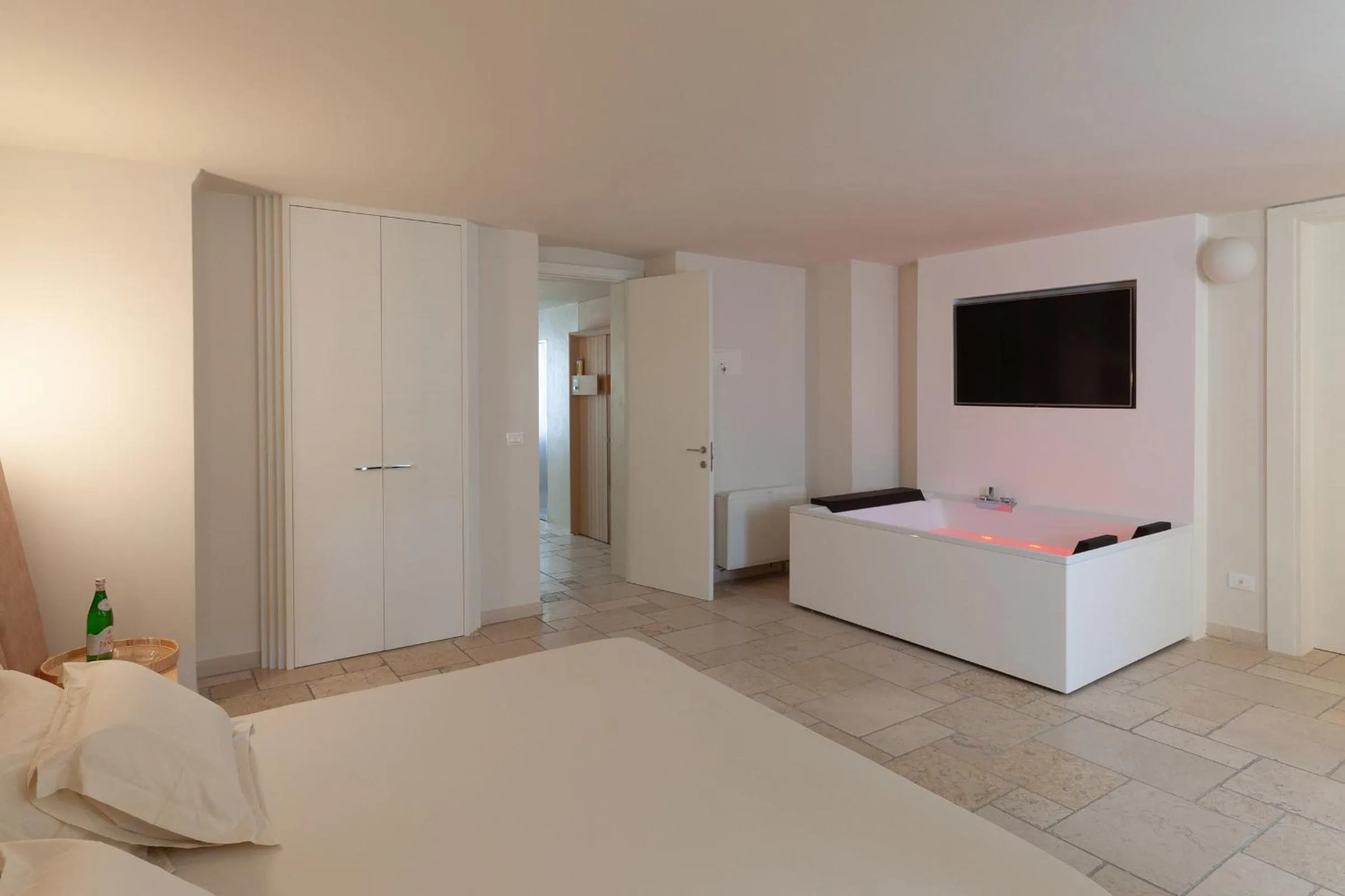 Shower, Bed in Monteforte Suite & Spa