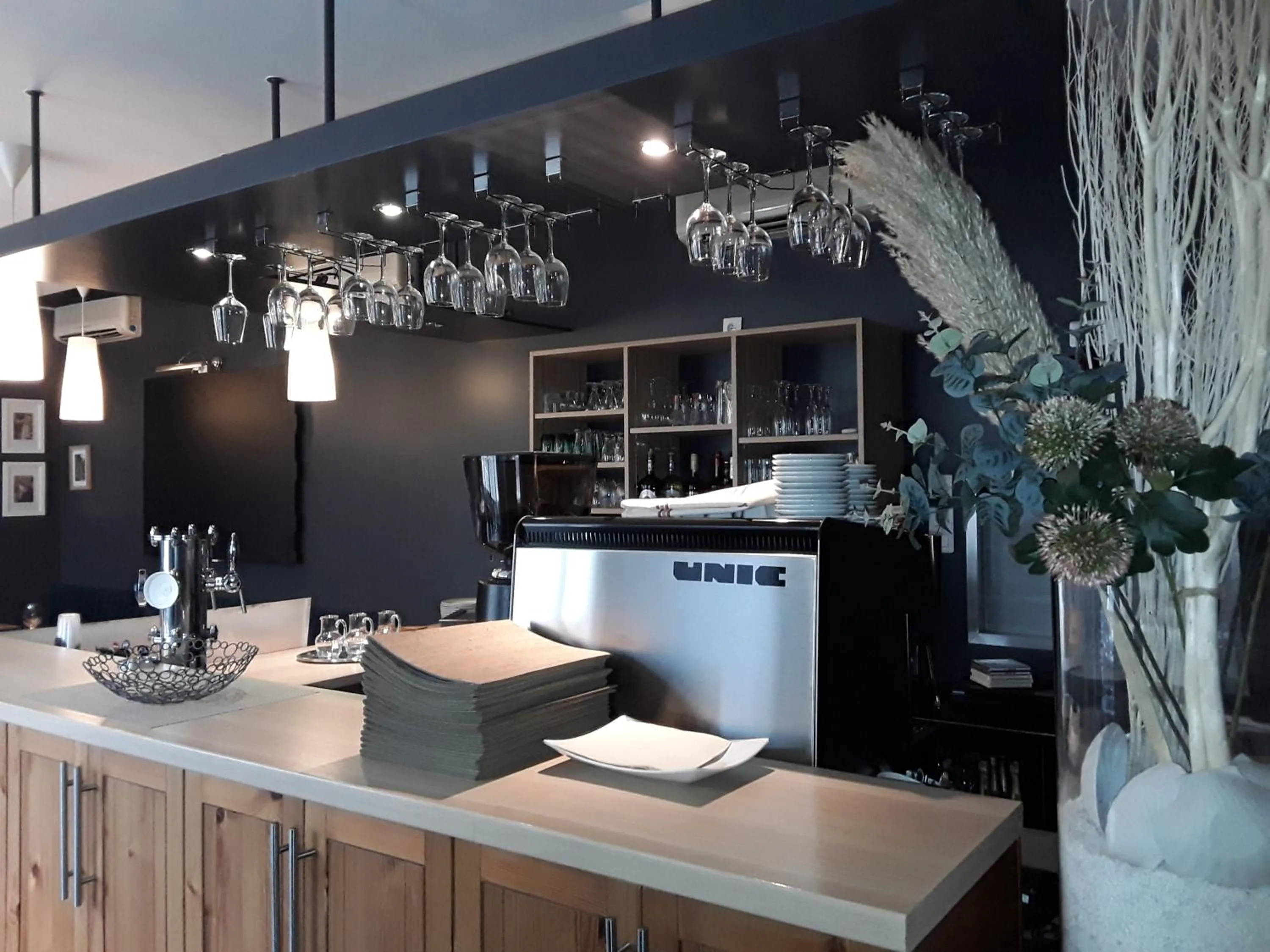 Restaurant/places to eat in La Pomme d'Or