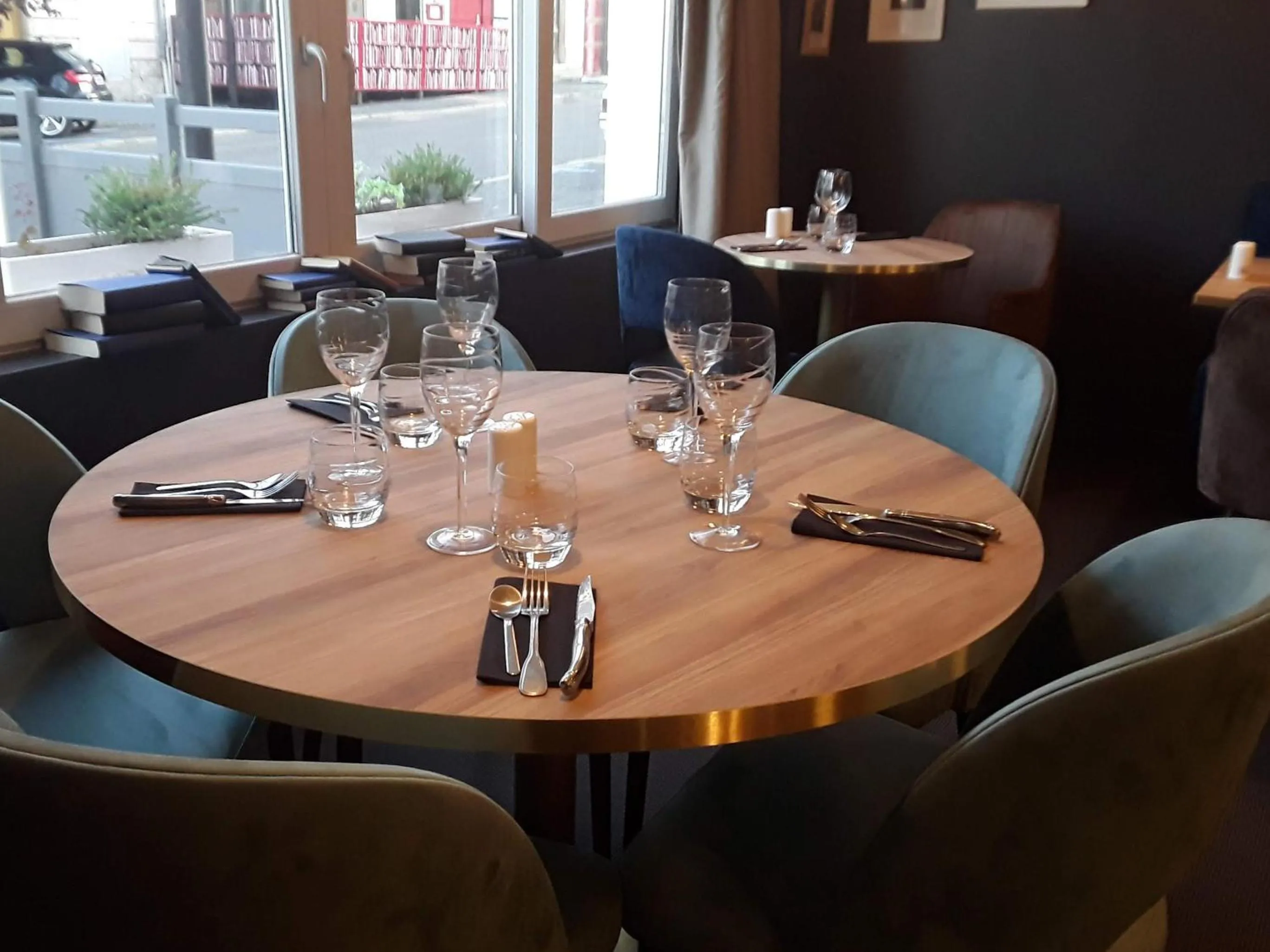 Restaurant/places to eat in La Pomme d'Or