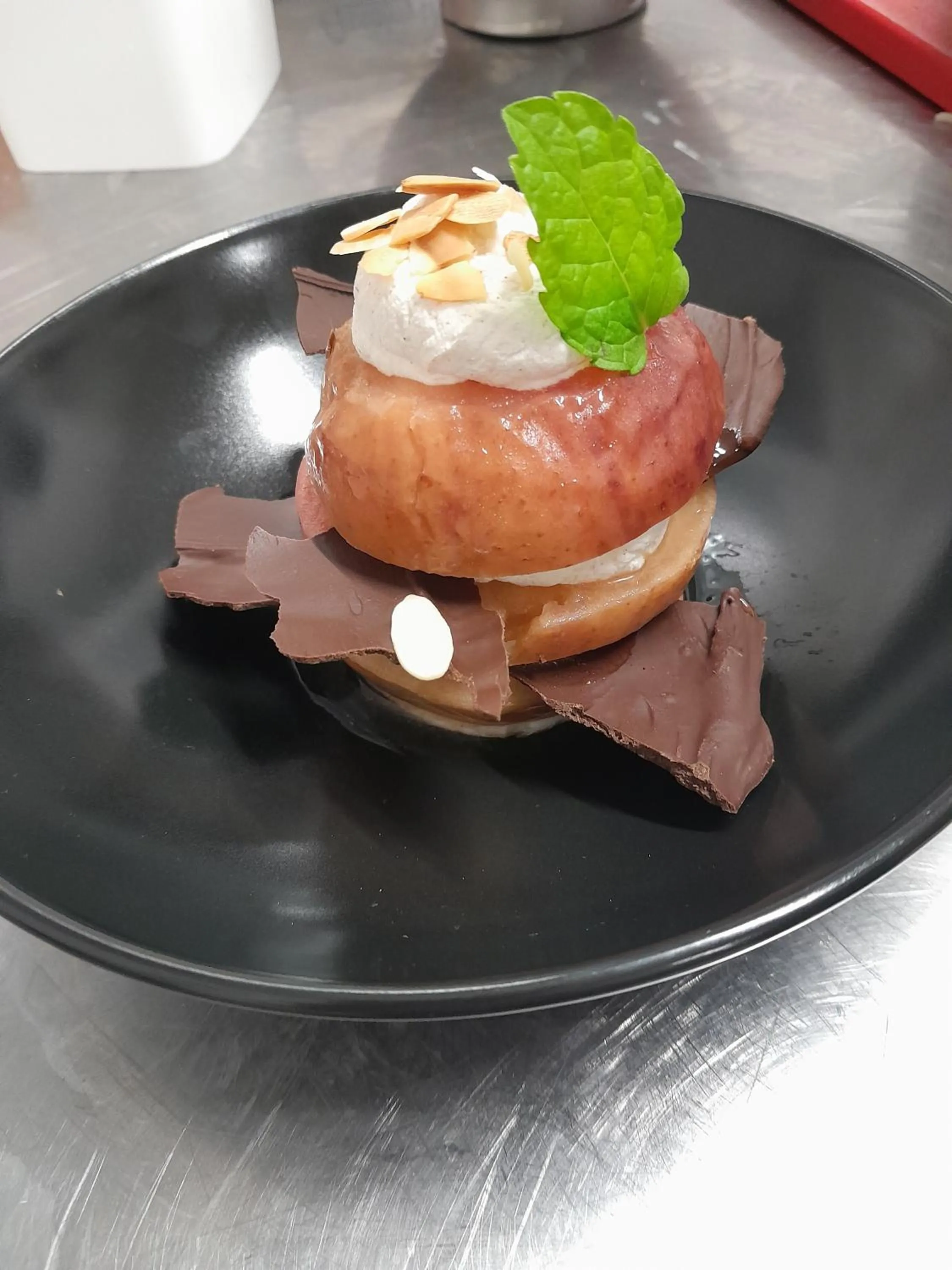 Restaurant/places to eat in La Pomme d'Or