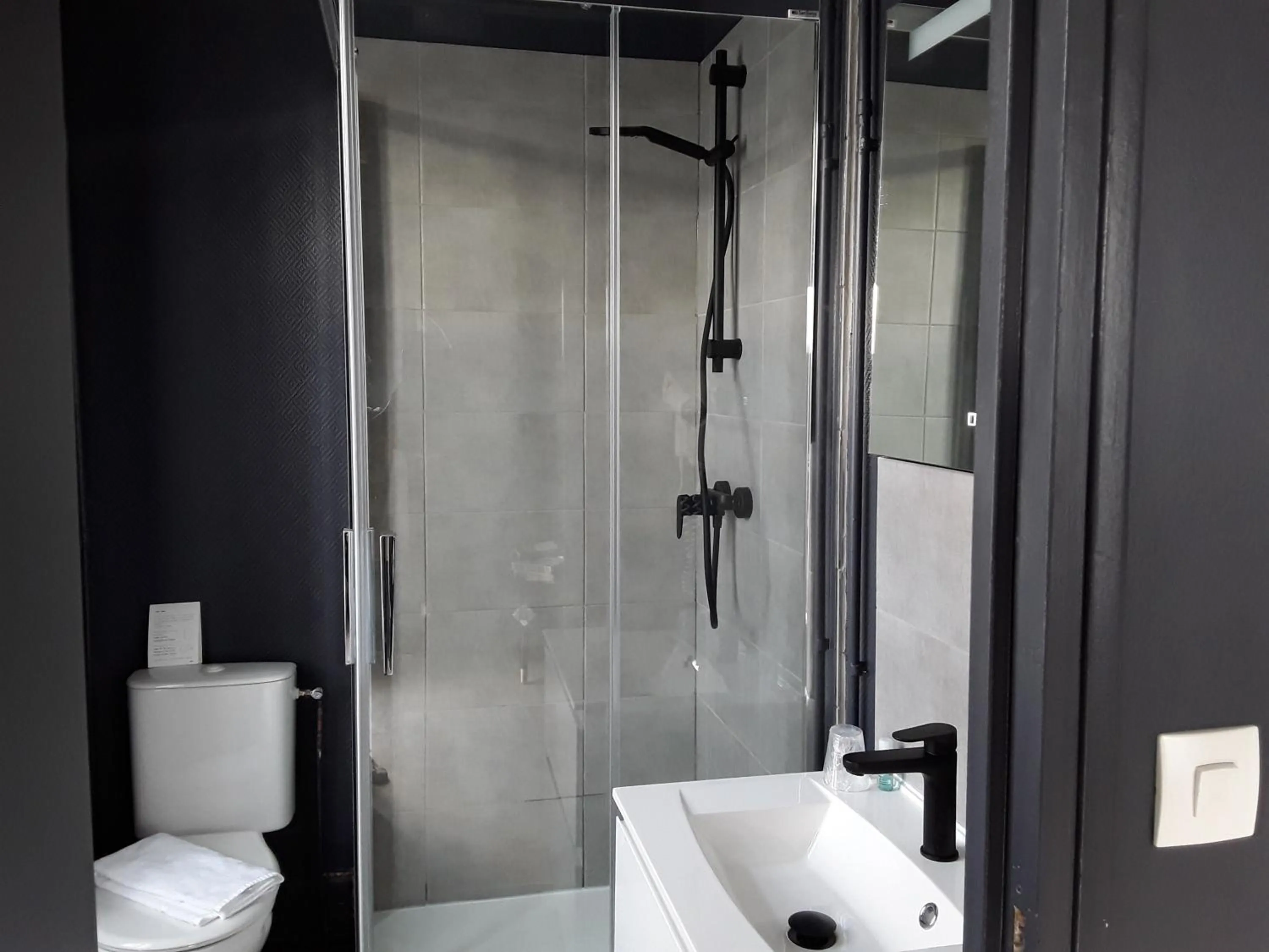 Shower in La Pomme d'Or