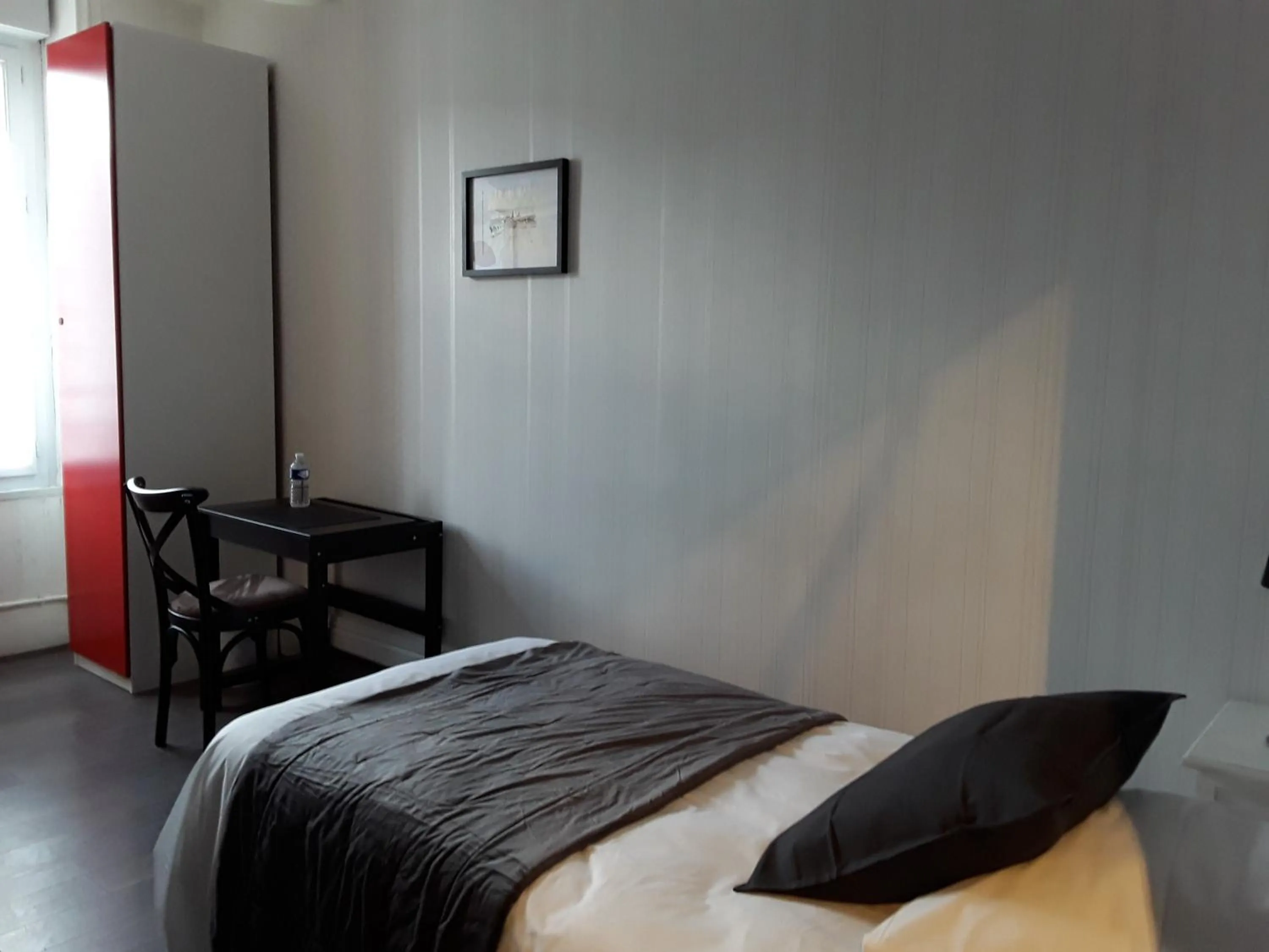 Photo of the whole room, Bed in La Pomme d'Or