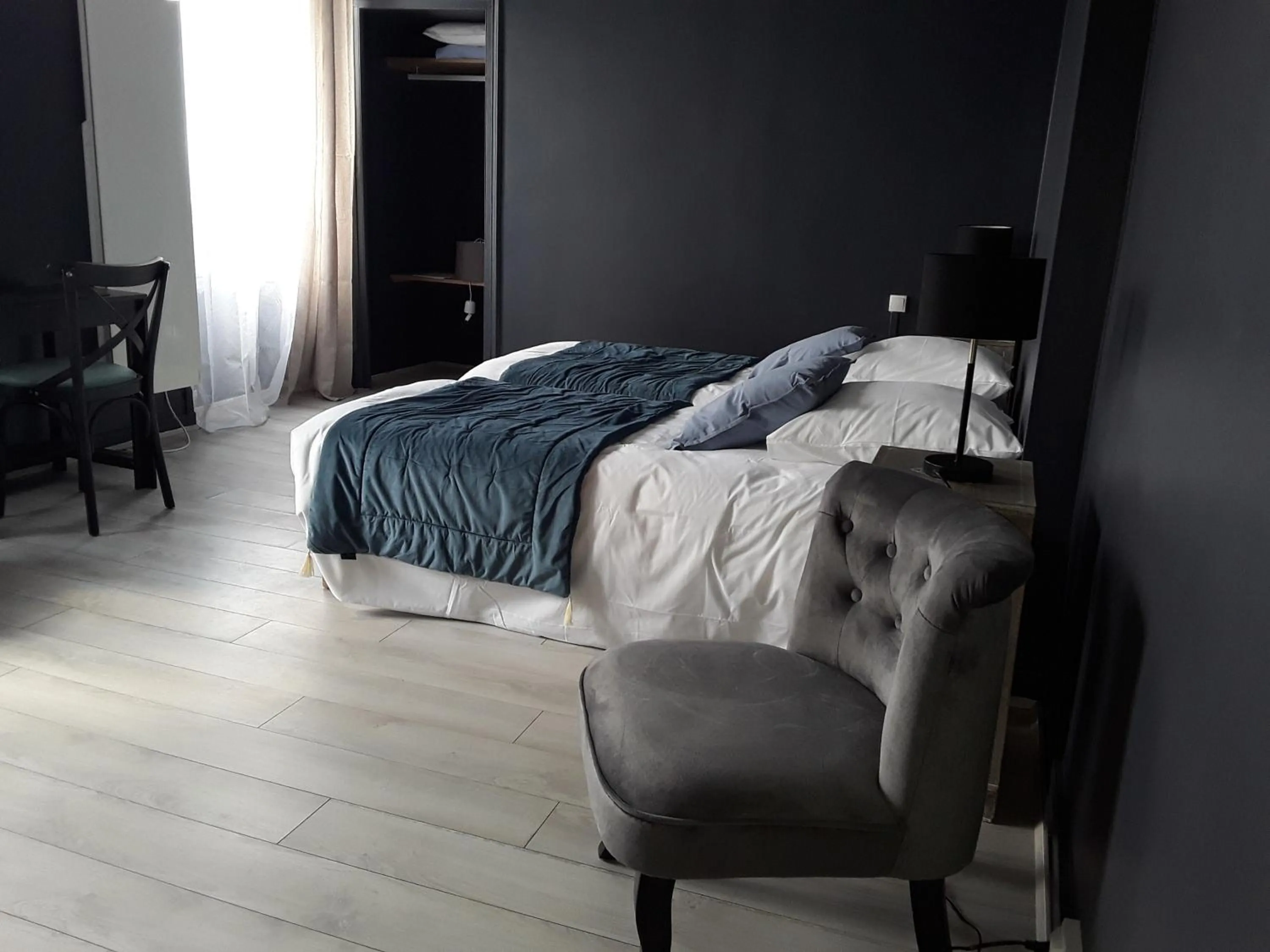 Photo of the whole room, Bed in La Pomme d'Or