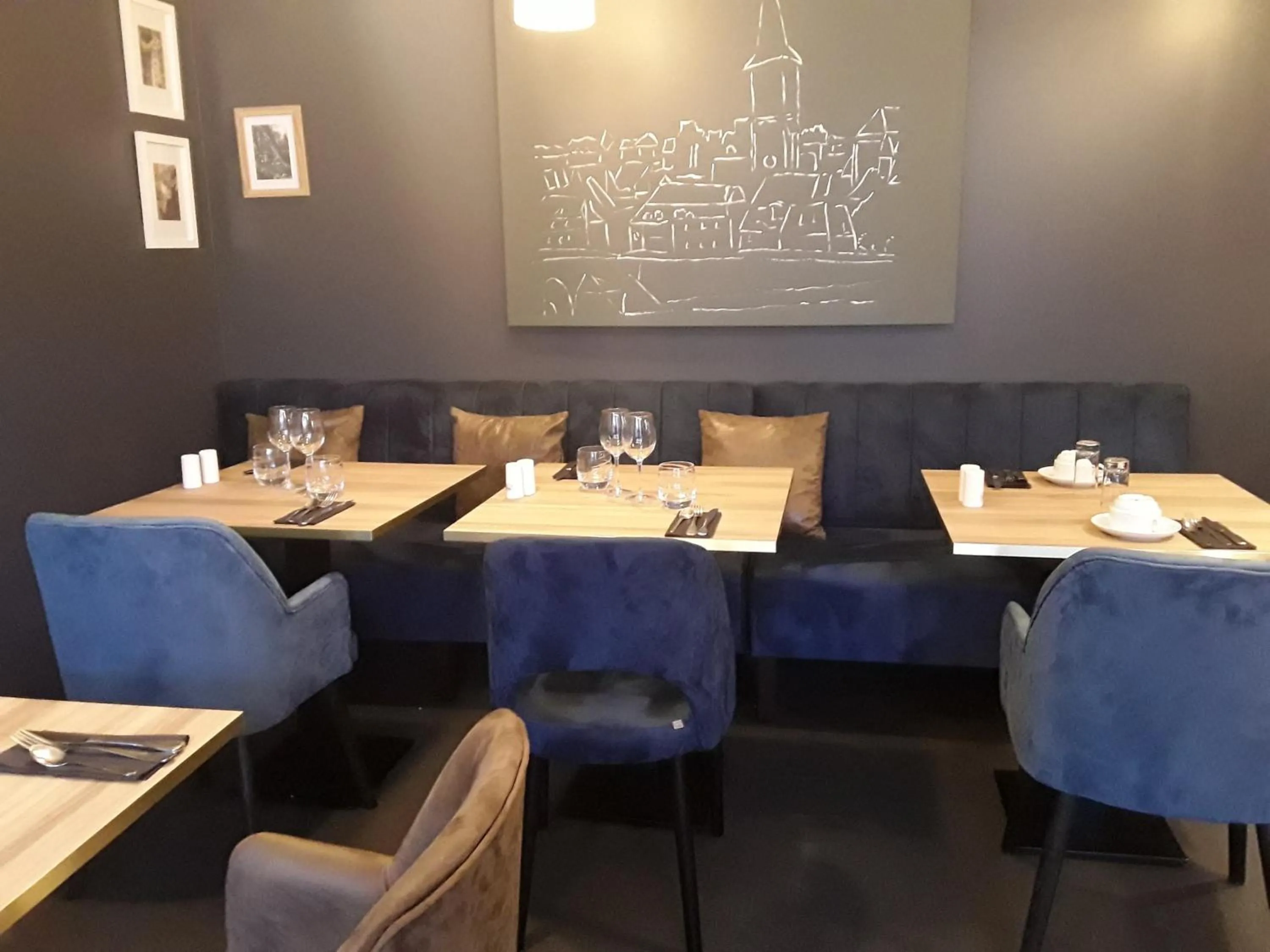 Restaurant/places to eat in La Pomme d'Or