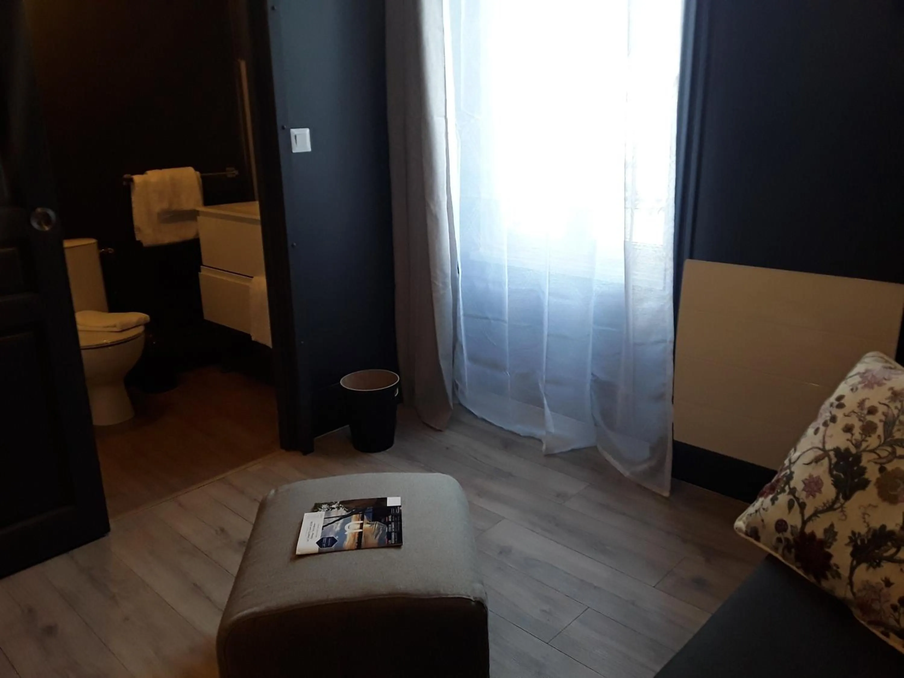 Photo of the whole room in La Pomme d'Or