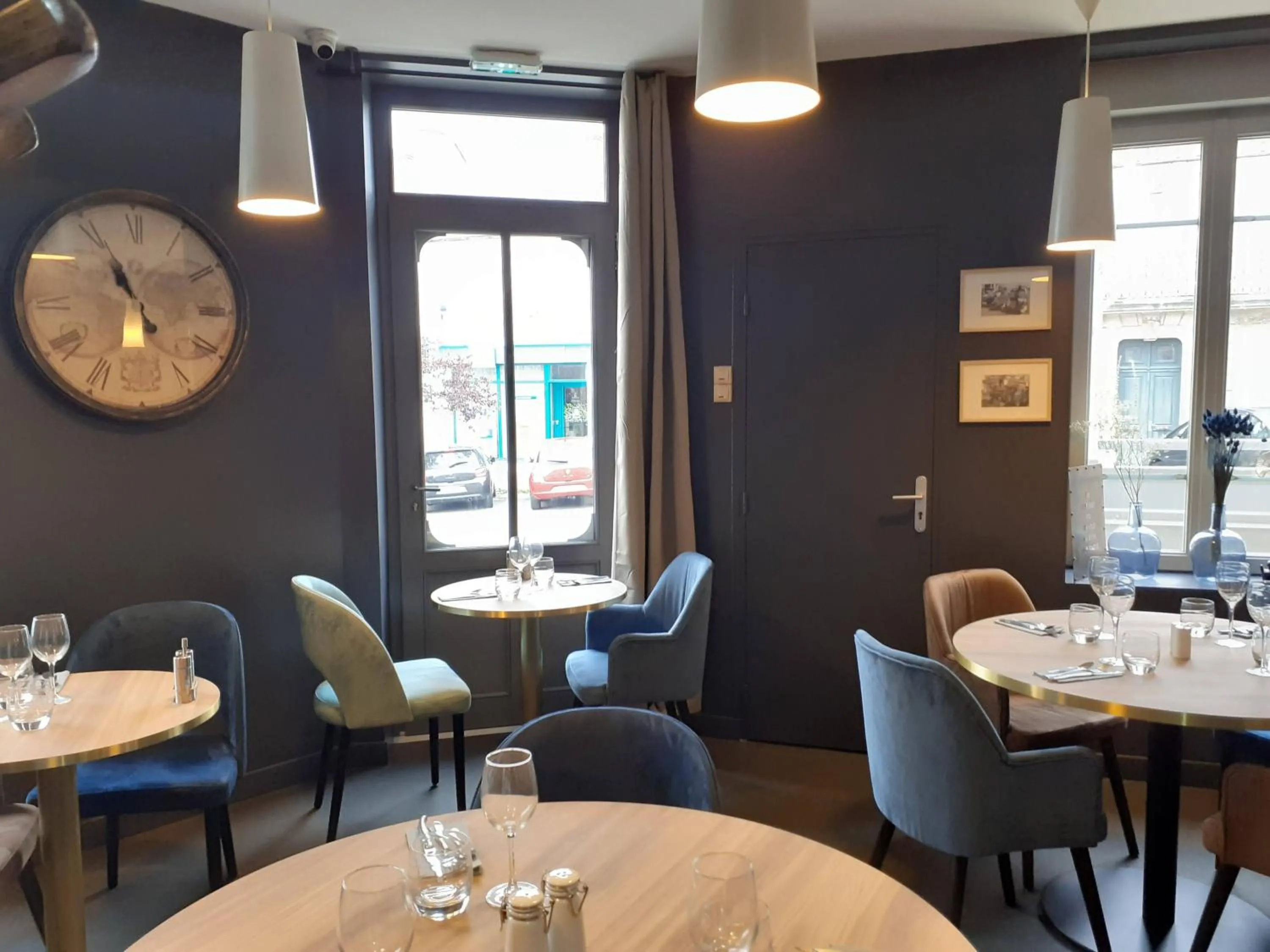 Restaurant/places to eat in La Pomme d'Or