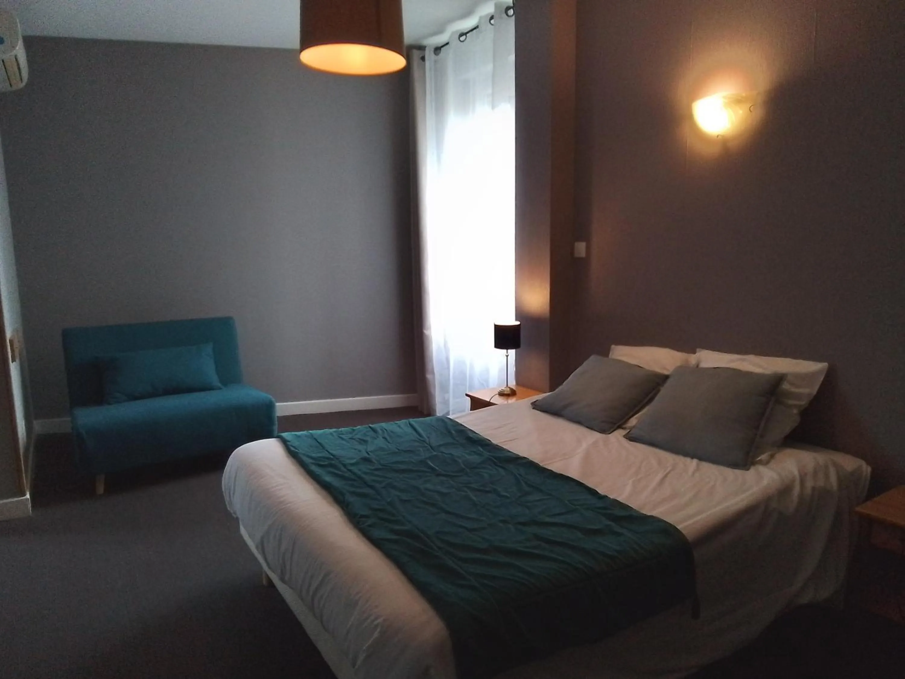 Bedroom, Bed in La Pomme d'Or