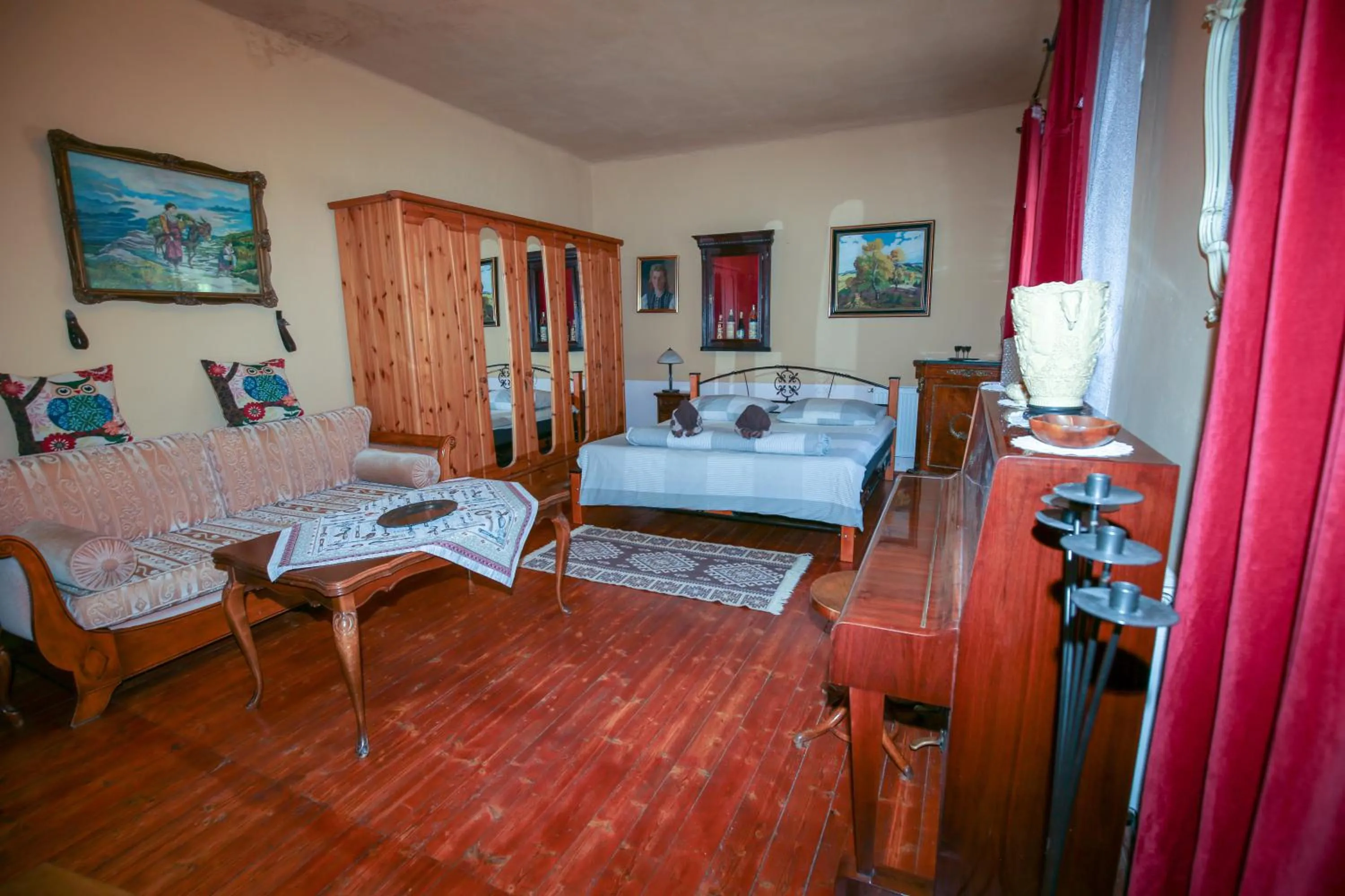 Photo of the whole room, Bed in Everlast