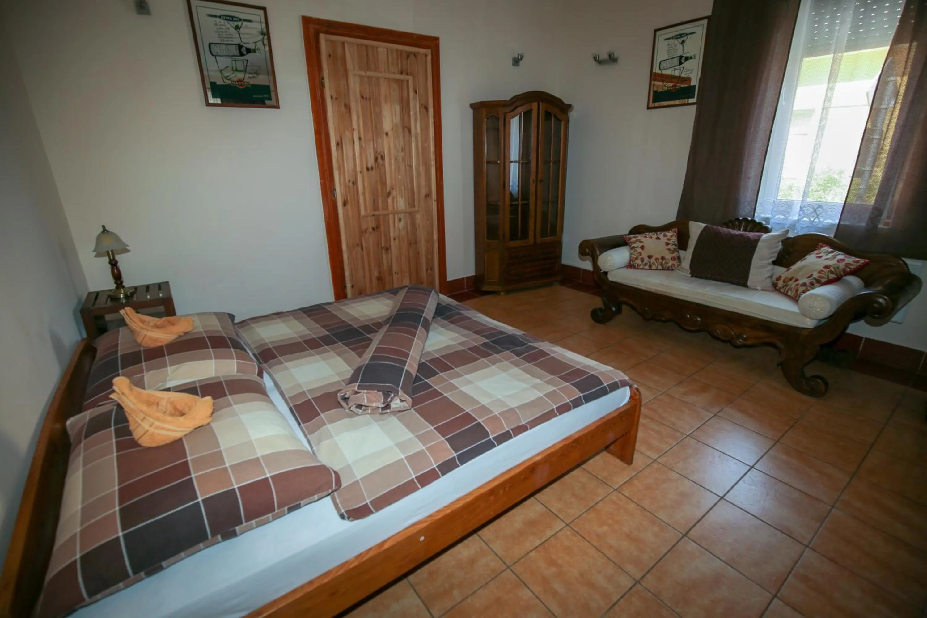 Photo of the whole room, Bed in Everlast
