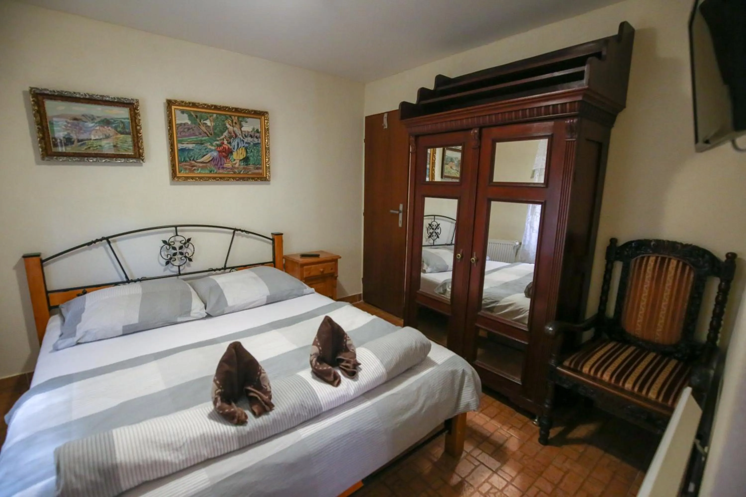 Photo of the whole room, Bed in Everlast
