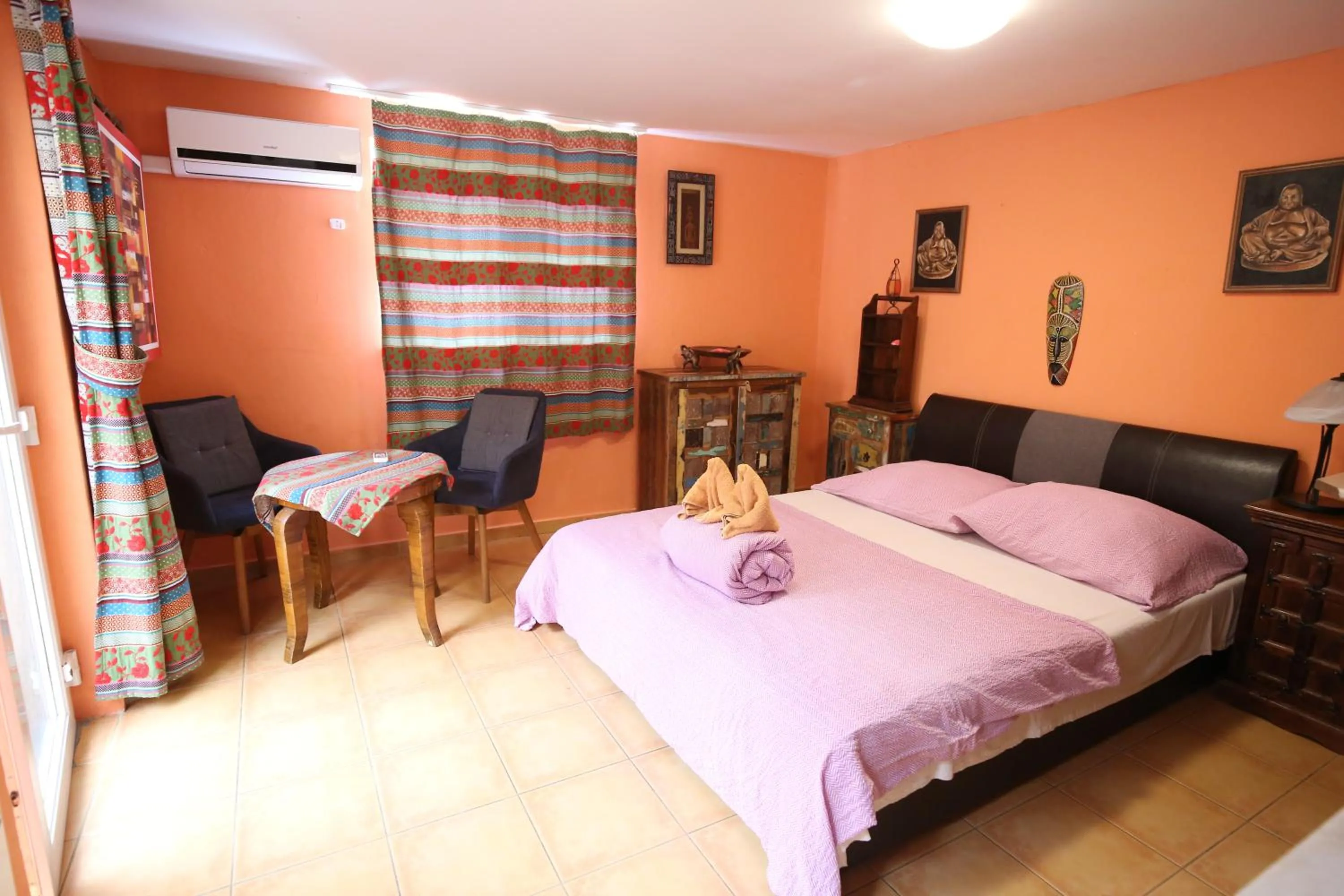Photo of the whole room, Bed in Everlast