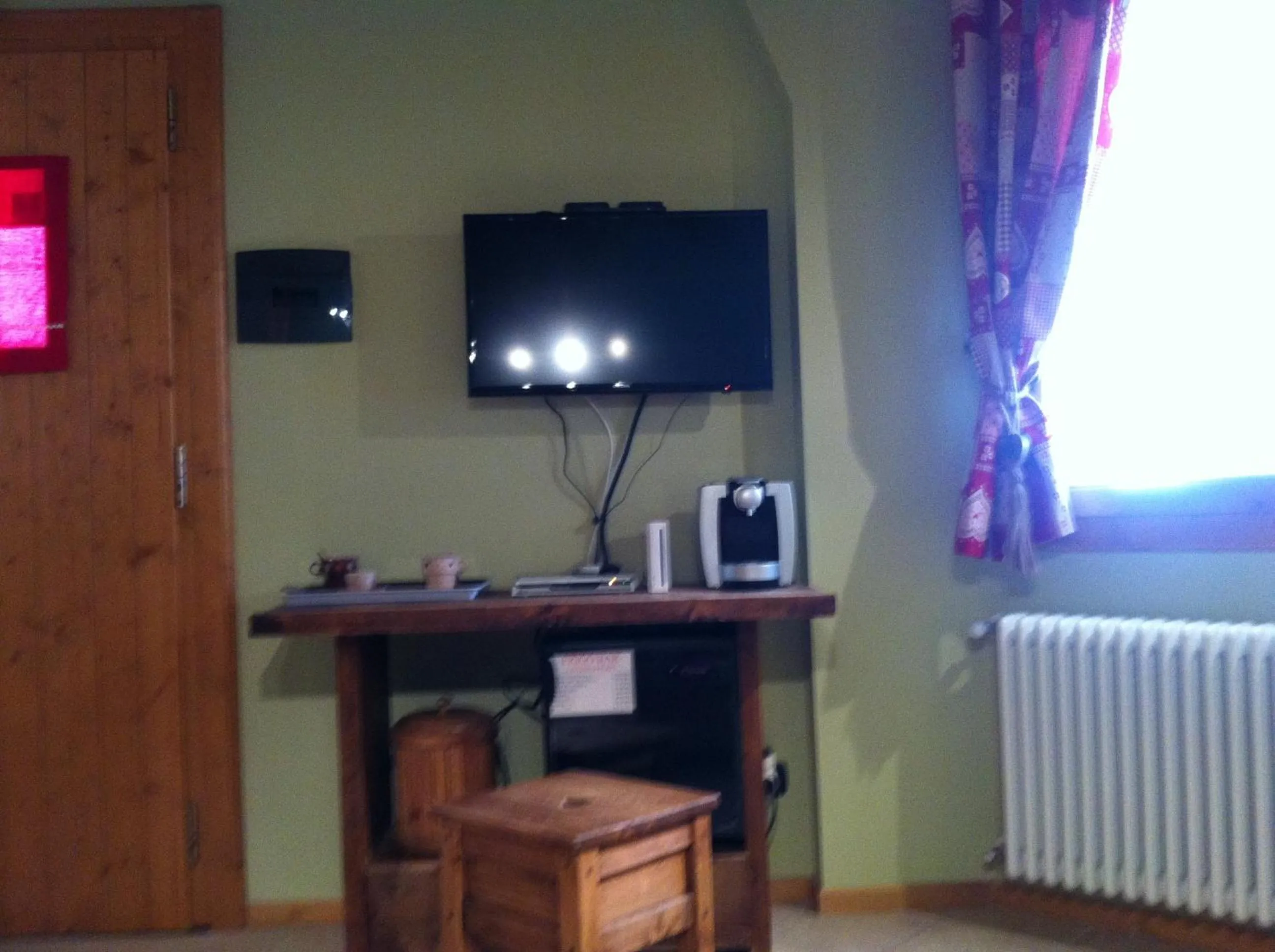 TV and multimedia in Hotel L'espoir