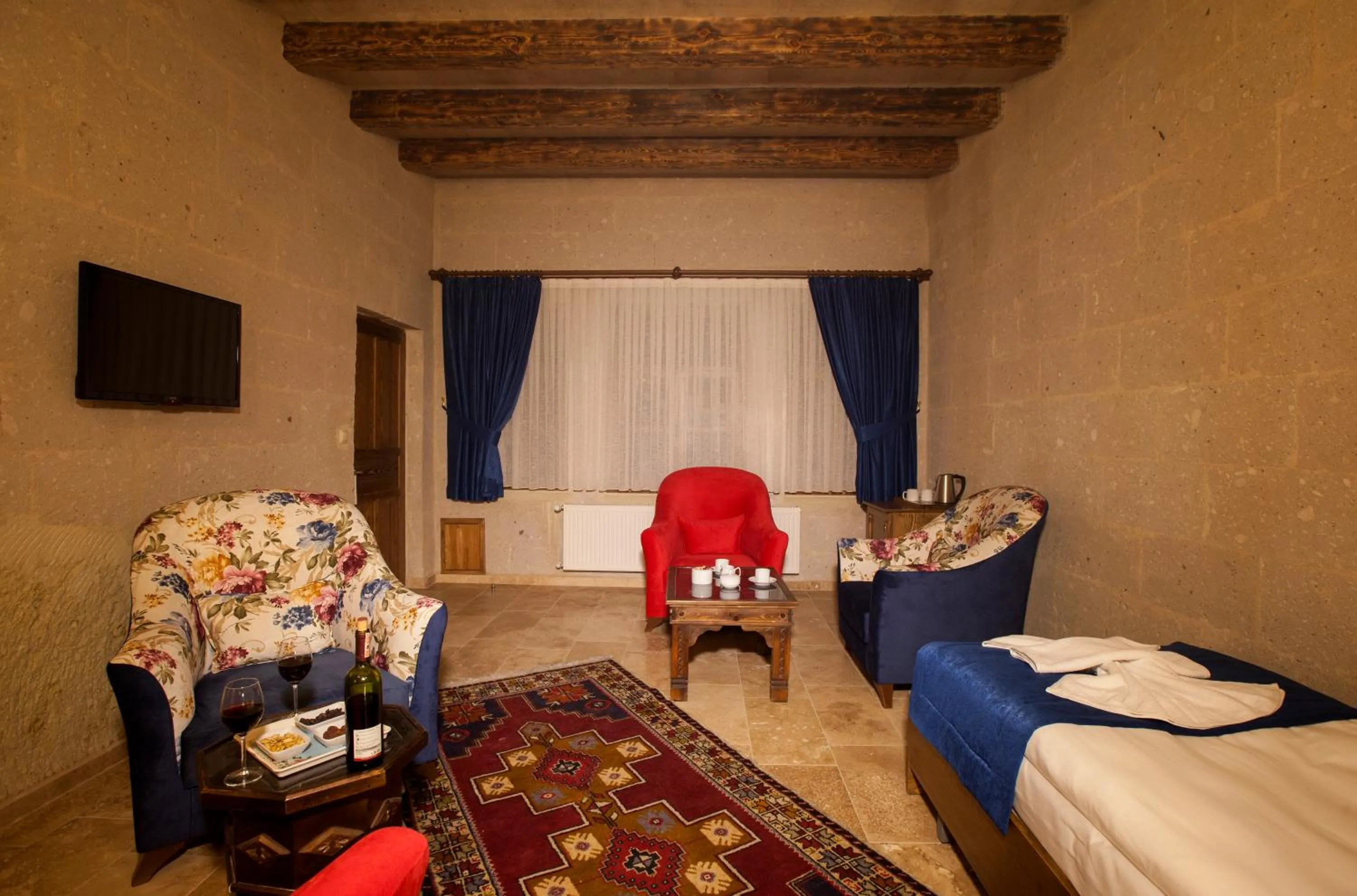 Living room, Bed in Magic Cave House