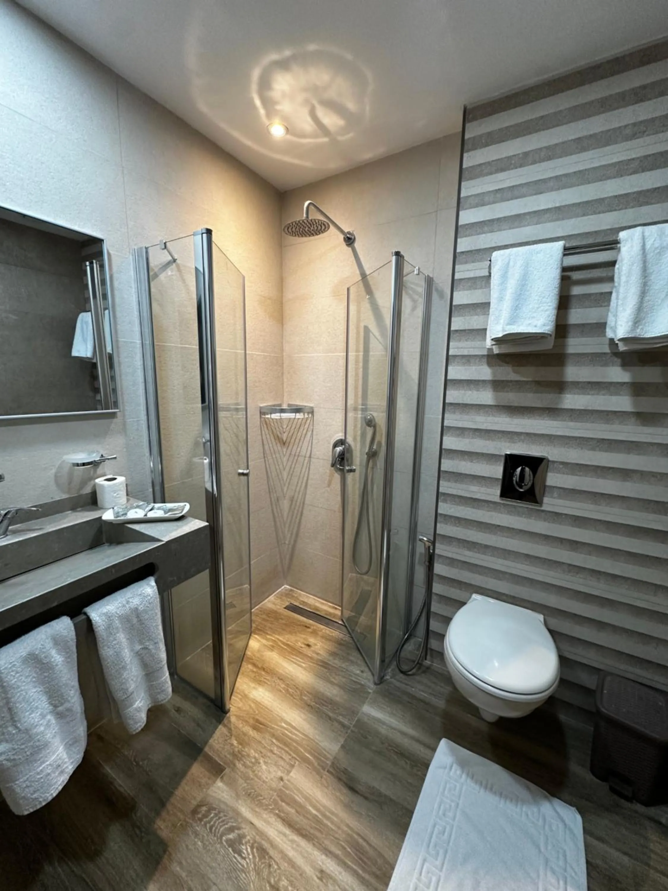 Shower in Shepherd Hotel