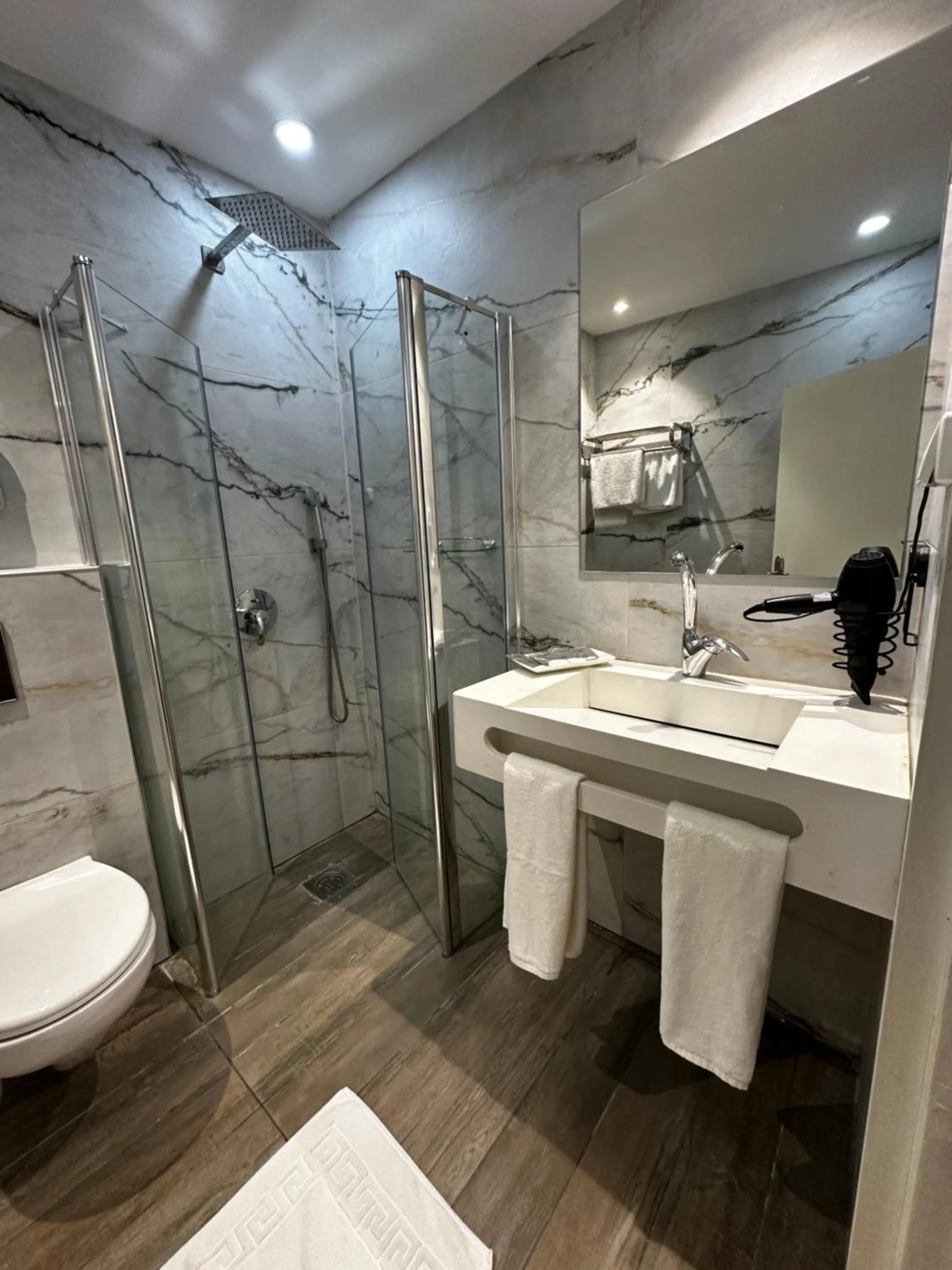 Shower in Shepherd Hotel